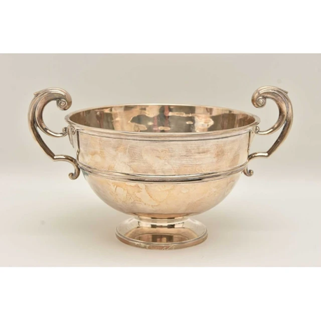 AN EARLY 20TH CENTURY SILVER TWIN HANDLED BOWL, fitted with ...