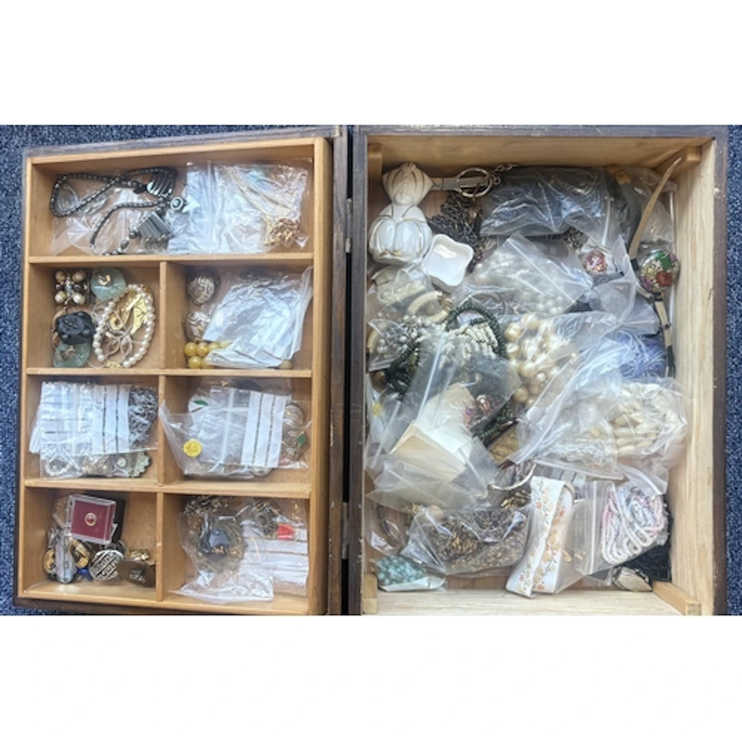 A quantity of costume jewellery. Est. £20 - £30.
