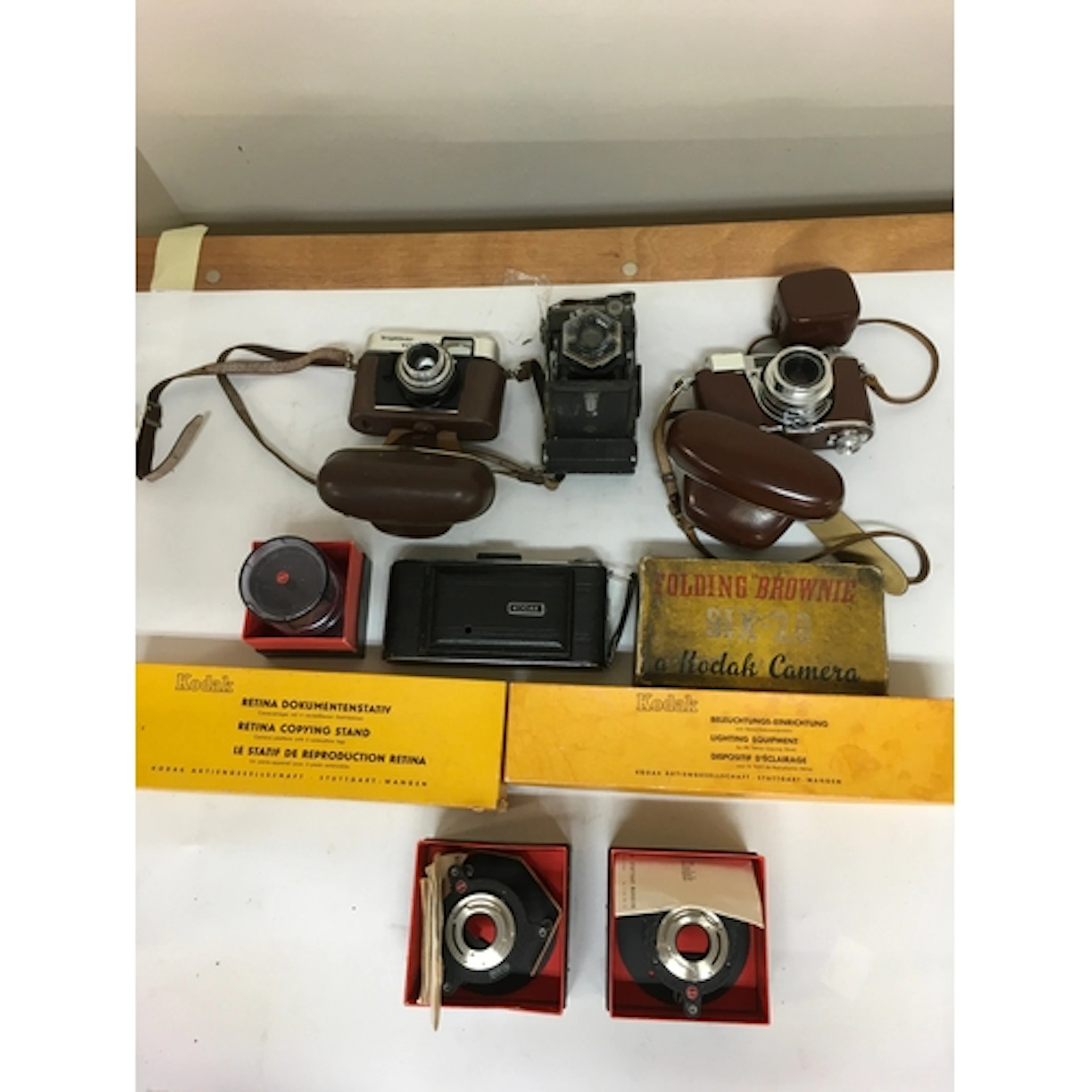 10 items. 1 Voigtlander Vitoret Prontor 125 with carrier. 1 ...