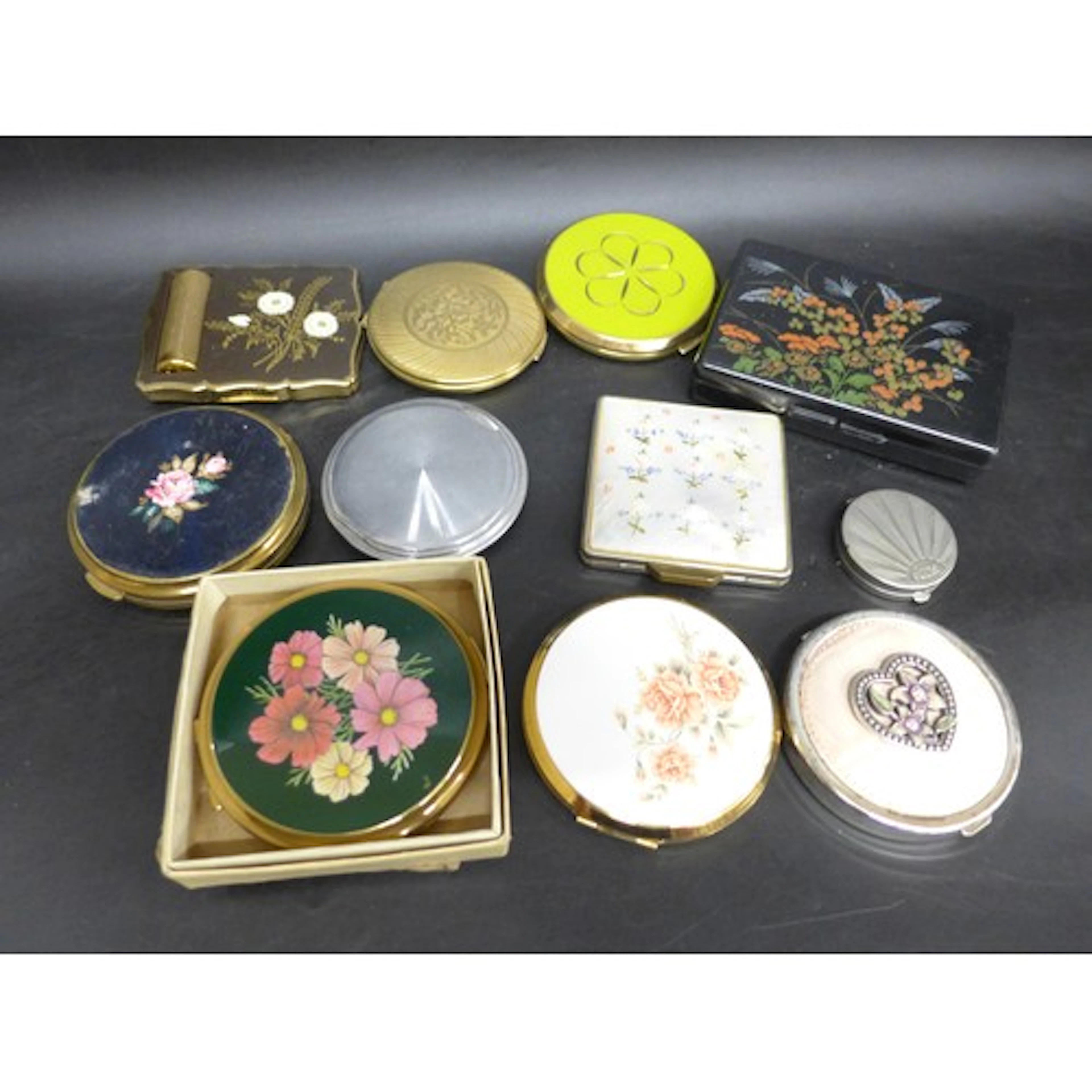 A collection of compacts to include Stratton and a French ex...