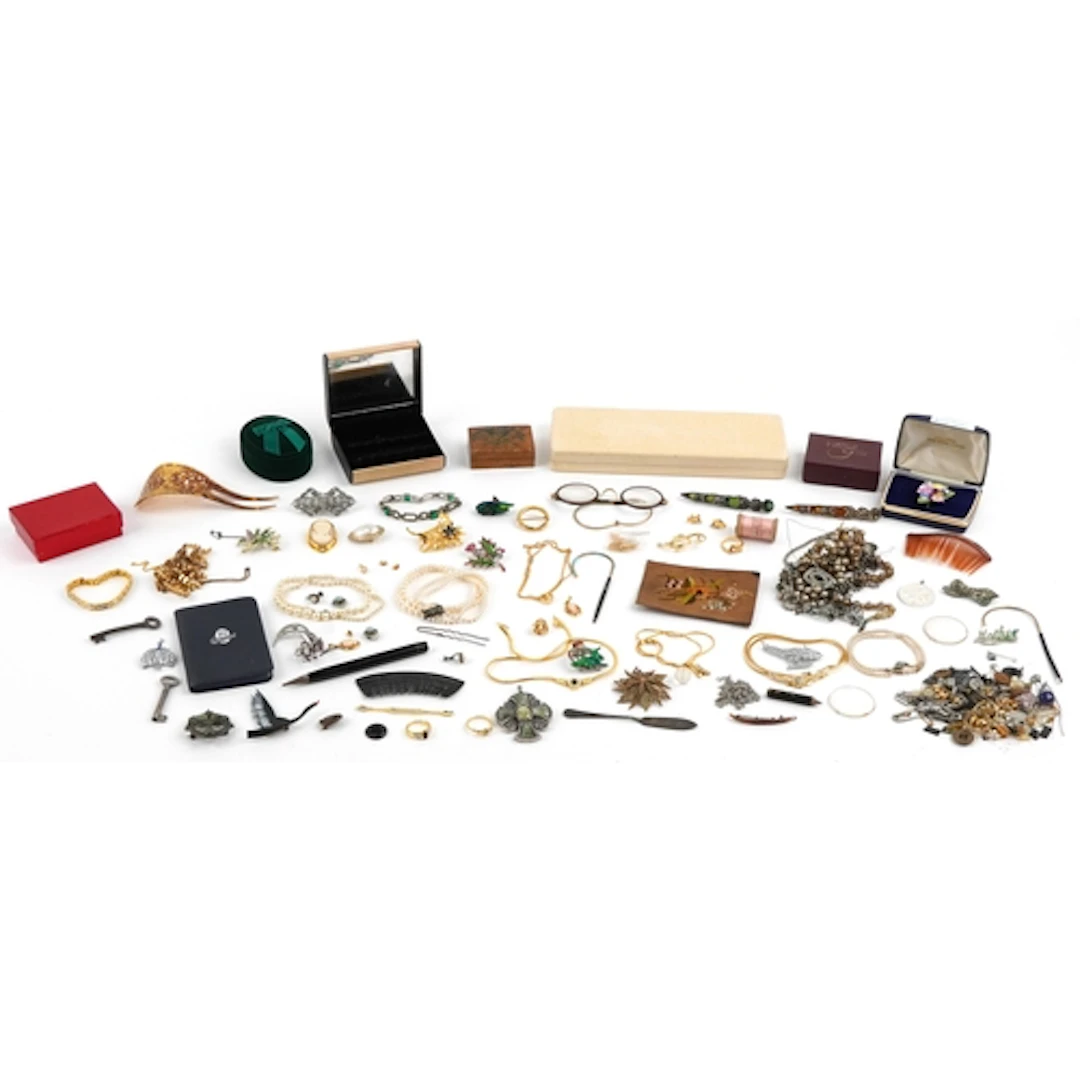 Antique and later jewellery including earrings, yellow metal...