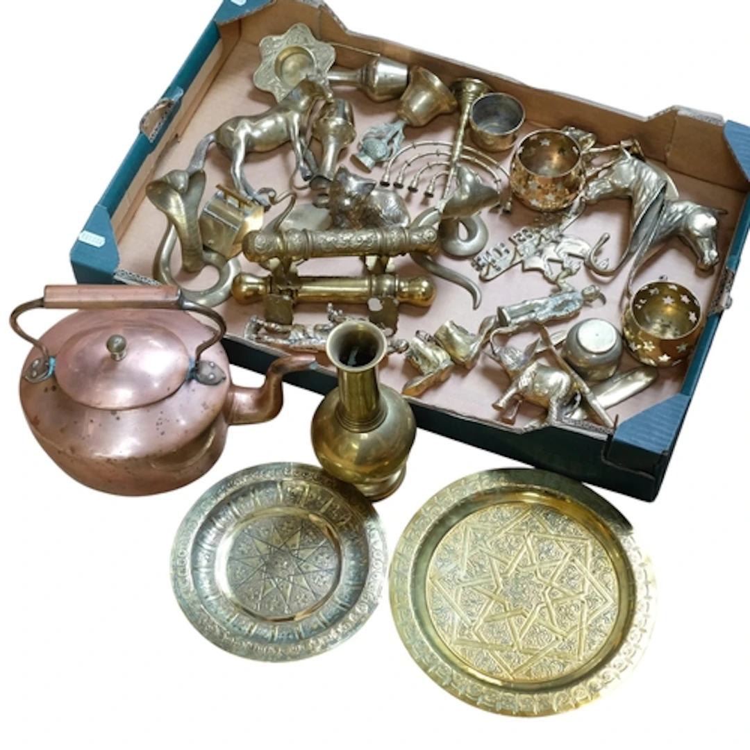 Brass ornaments, a copper kettle, a pair of door handles, et...