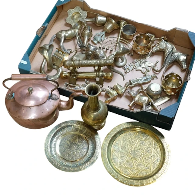 Brass ornaments, a copper kettle, a pair of door handles, et...