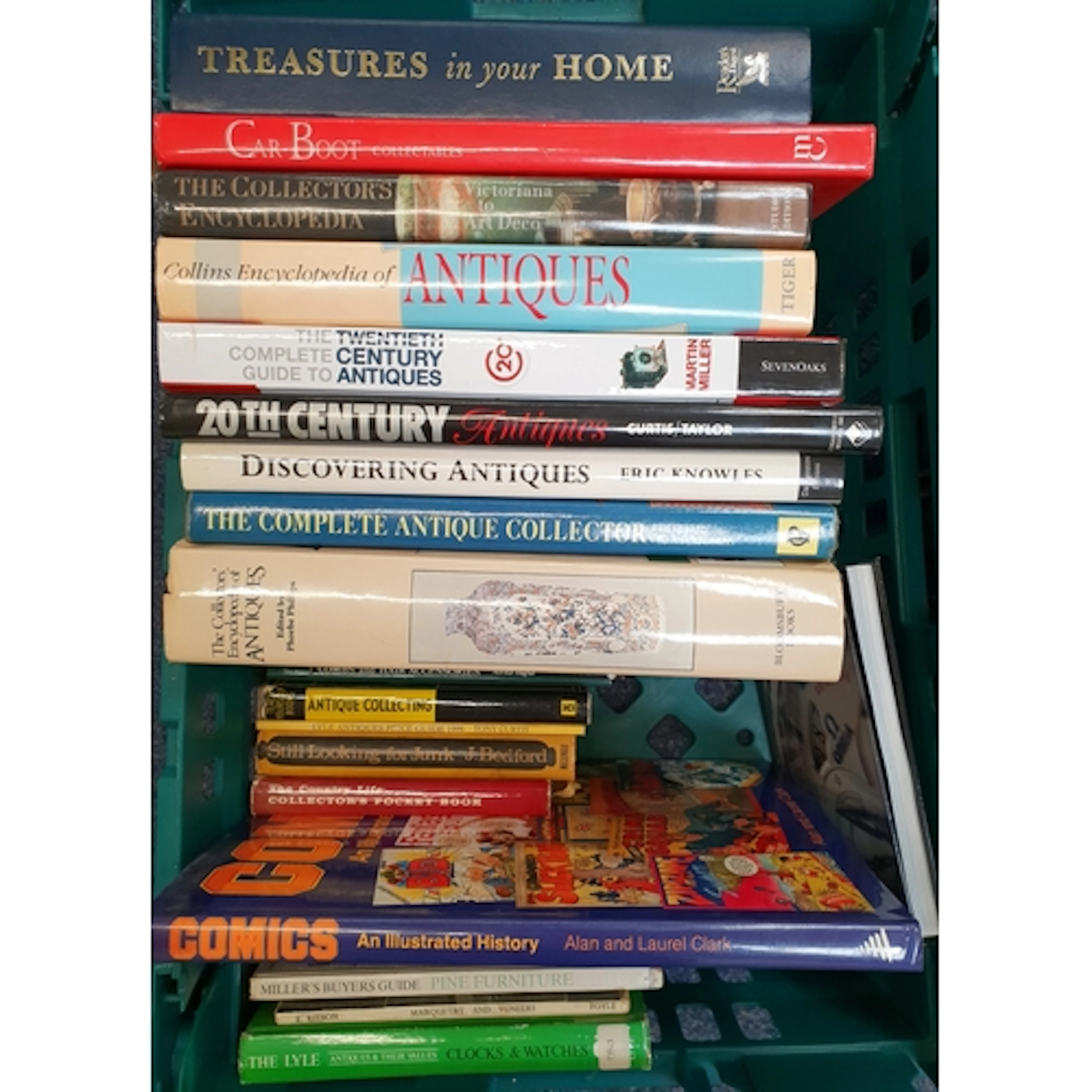COLLECTION OF BOOKS ON THE TOPIC OF ANTIQUES AND COLLECTING ...