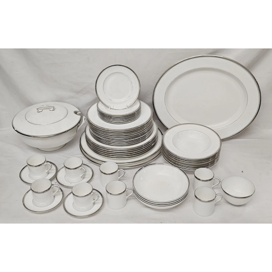 Royal Worcester Silver Viceroy Dinnerwares incl. 12 dinner p...
