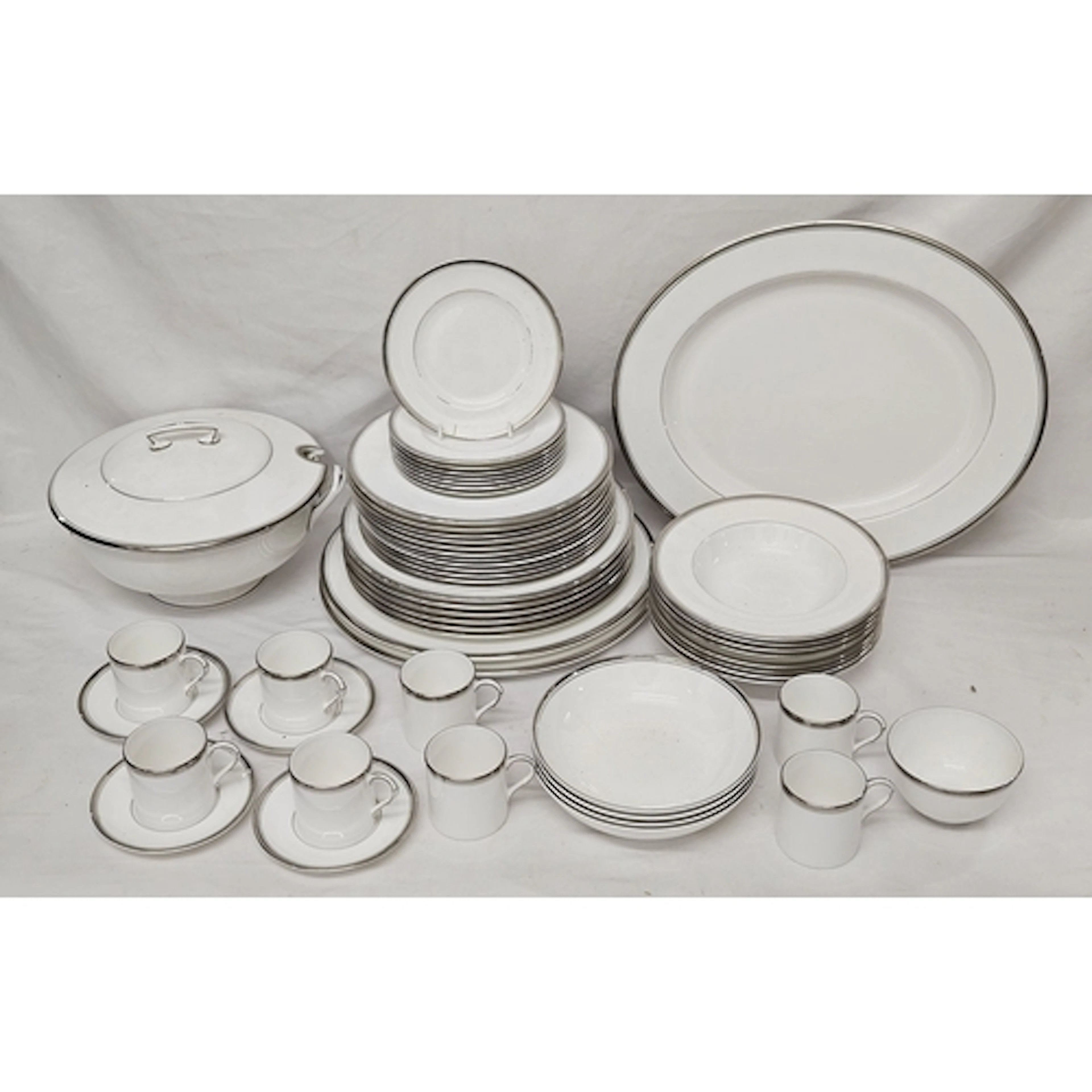 Royal Worcester Silver Viceroy Dinnerwares incl. 12 dinner p...