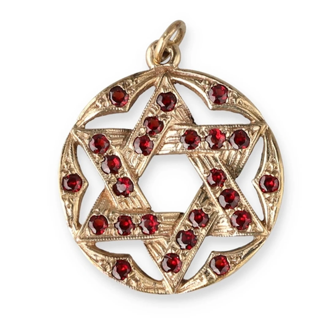 A 9 CARAT GOLD STAR OF DAVID GARNET SET PENDANT Weight: 3.8g...