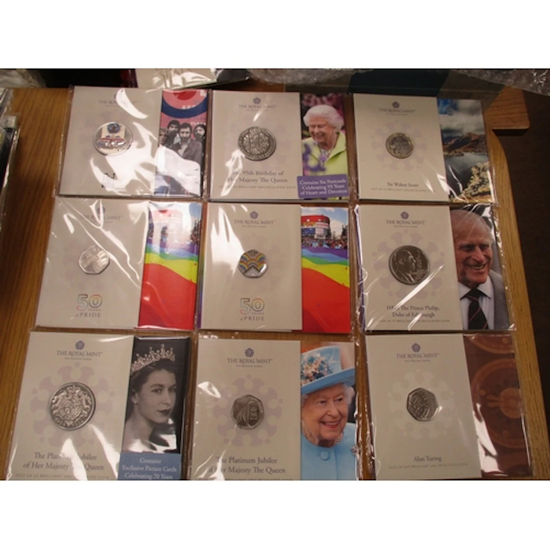 Collection of Royal Mint uncirculated folders including £5 2...