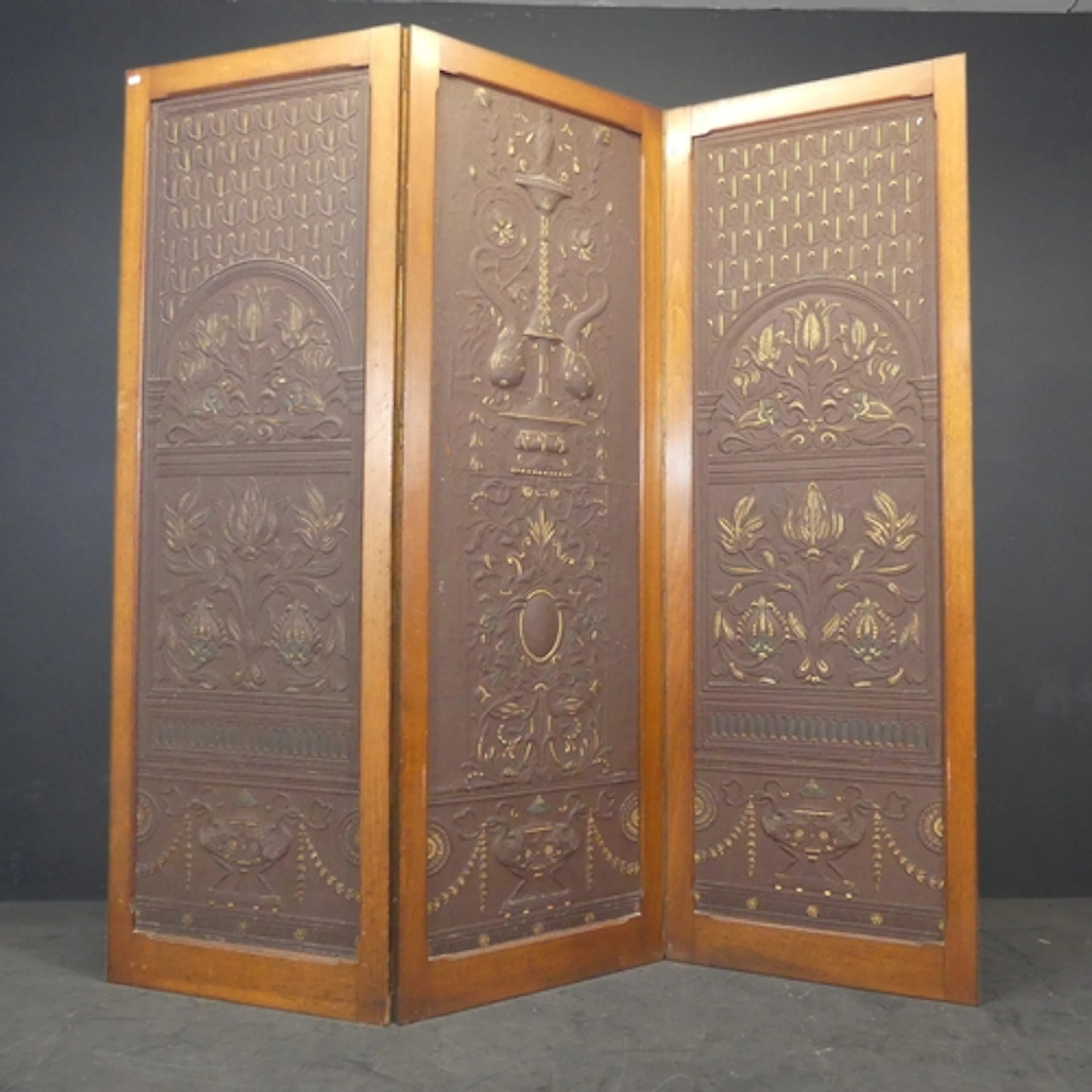 An early 20th century mahogany three panel folding room divi...