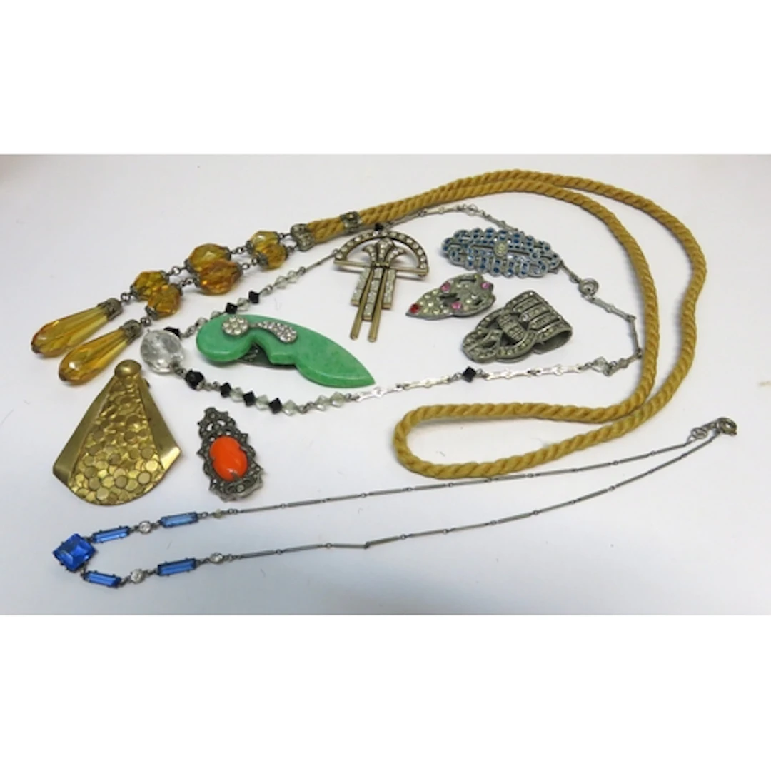 Small collection of various Art Deco brooches, clips, etc.