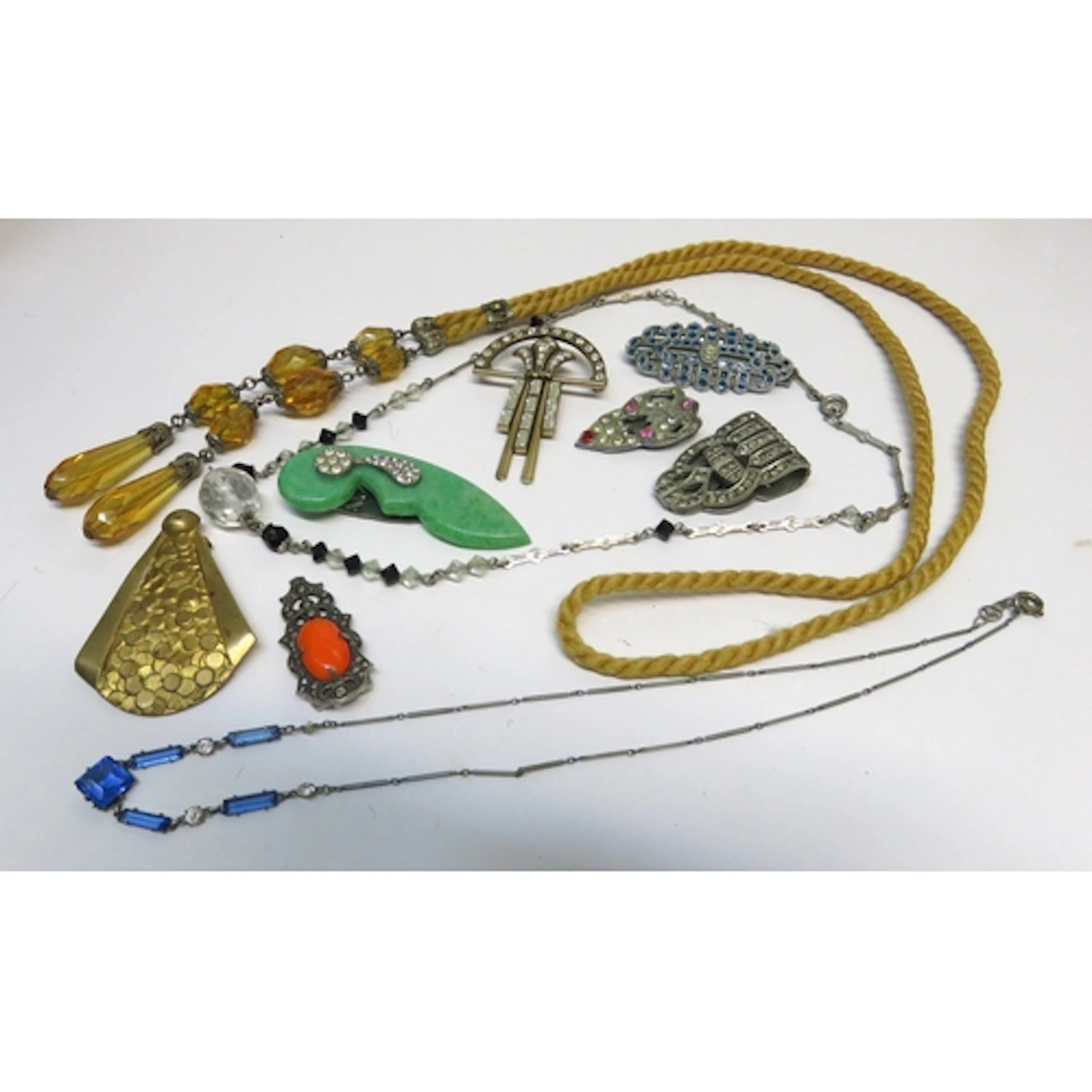Small collection of various Art Deco brooches, clips, etc.
