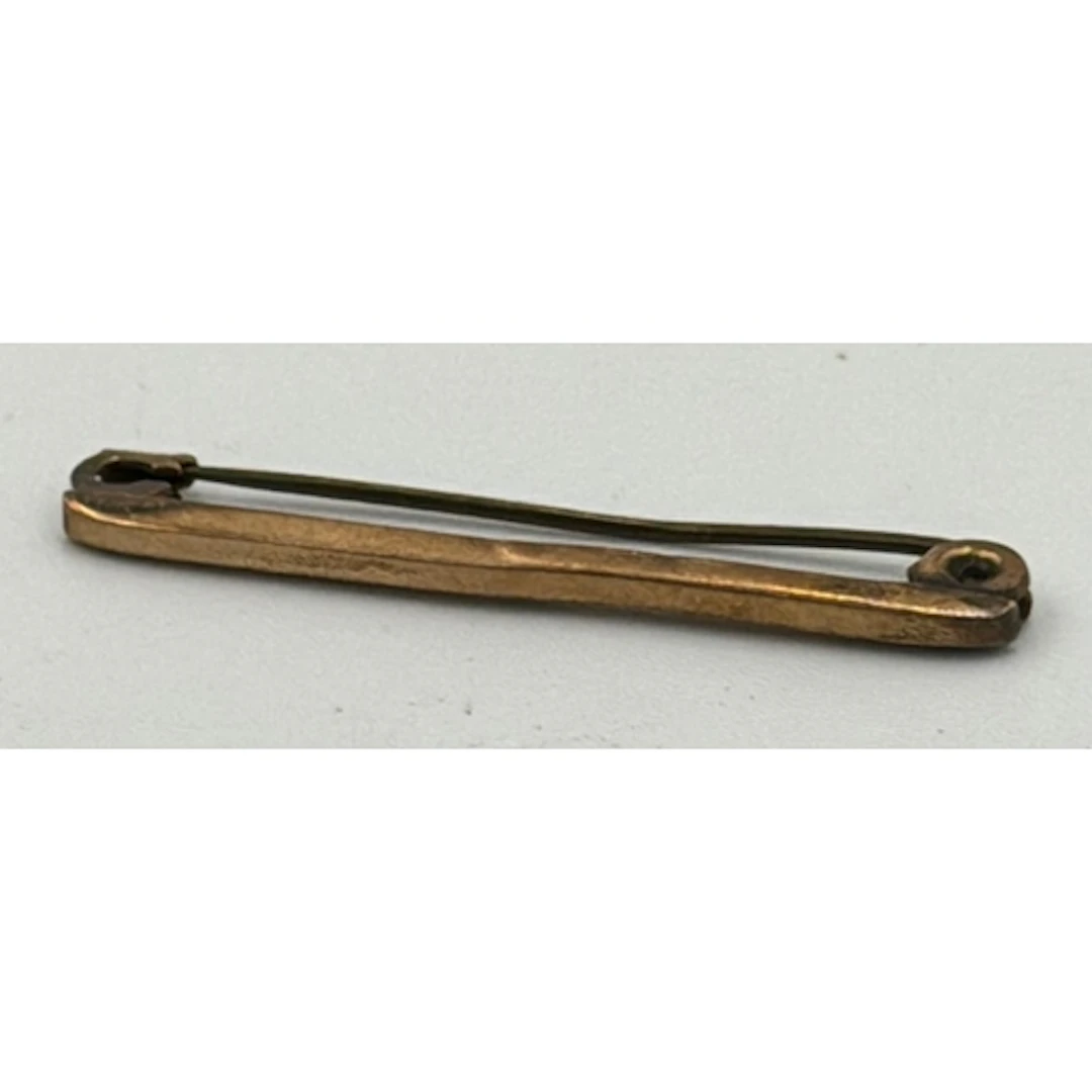 A 9ct gold bar brooch