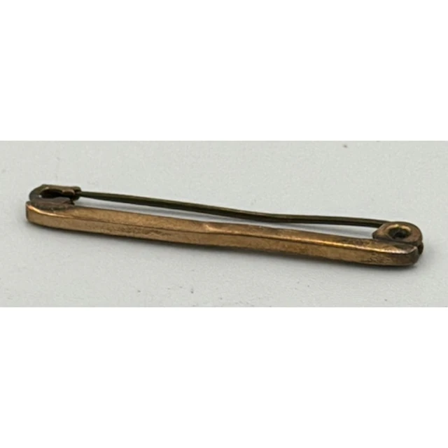 A 9ct gold bar brooch