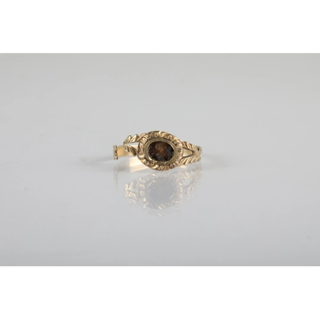 Damaged yellow metal ring(stone missing), gross weight 1.7g.
