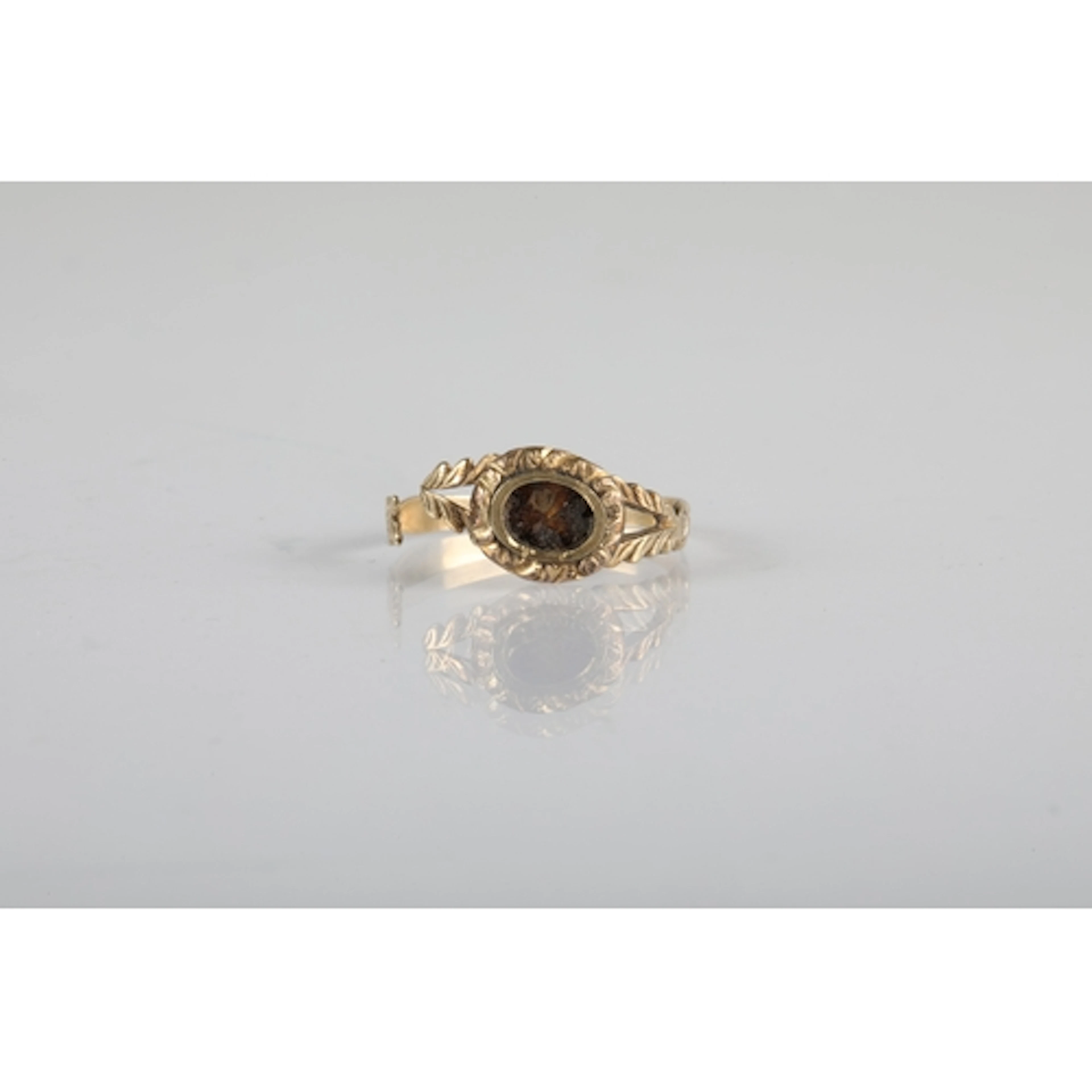 Damaged yellow metal ring(stone missing), gross weight 1.7g.