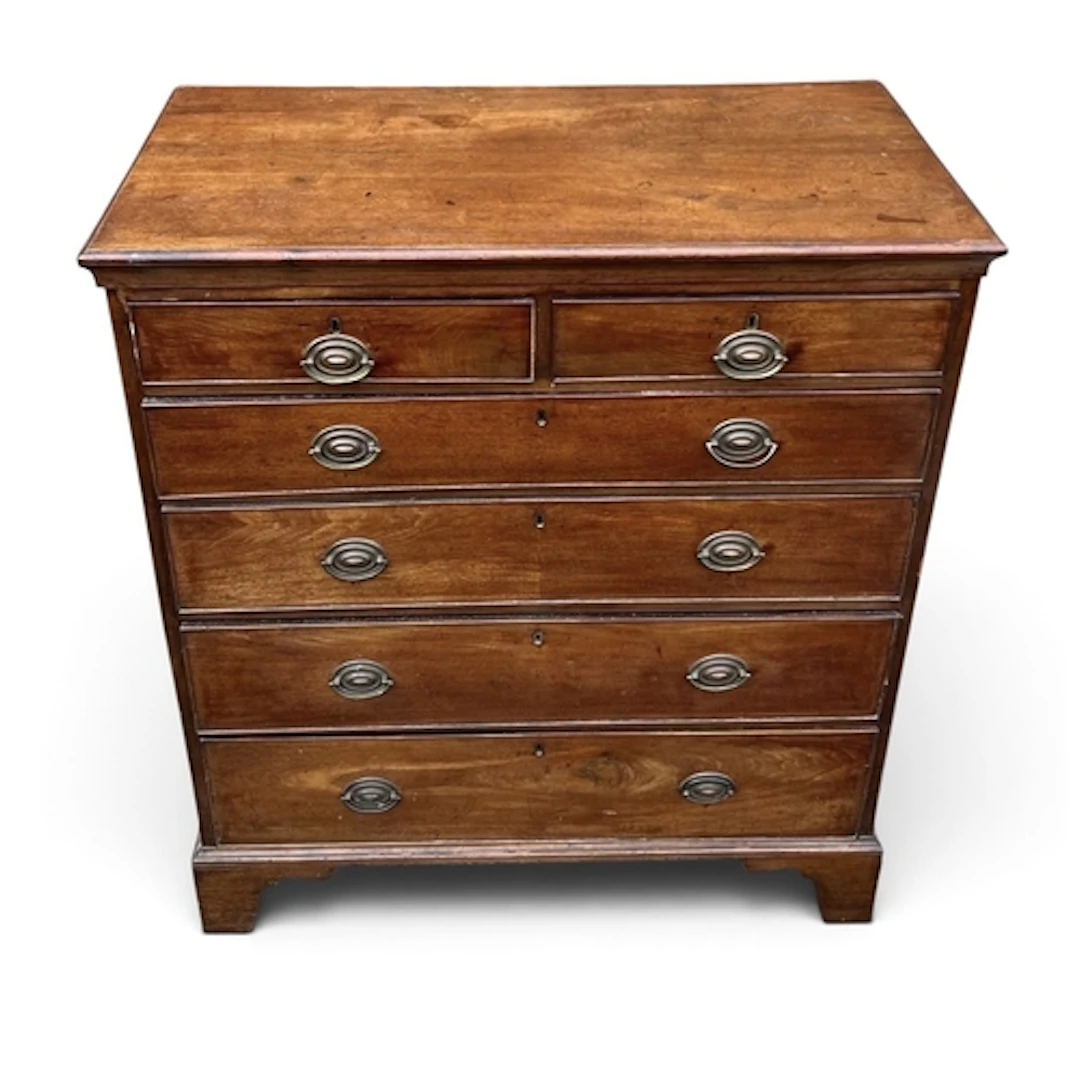 A GEORGE III STYLE MAHOGNAY CHEST OF DRAWERS, 19TH CENTURY F...