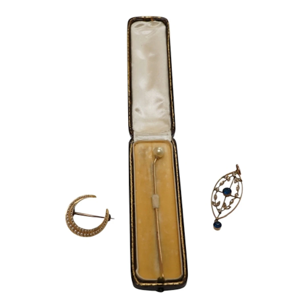 An Edwardian unmarked yellow metal and graduated seed pearl ...