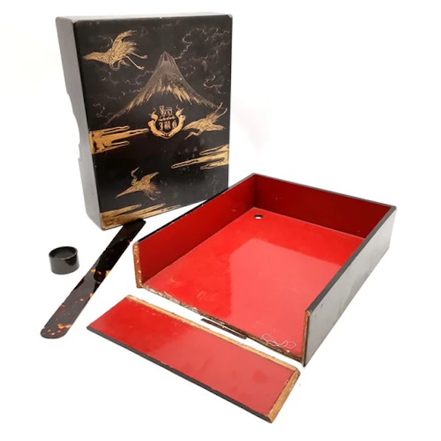 Antique Oriental lacquer box with armourial crest to lid - 3...