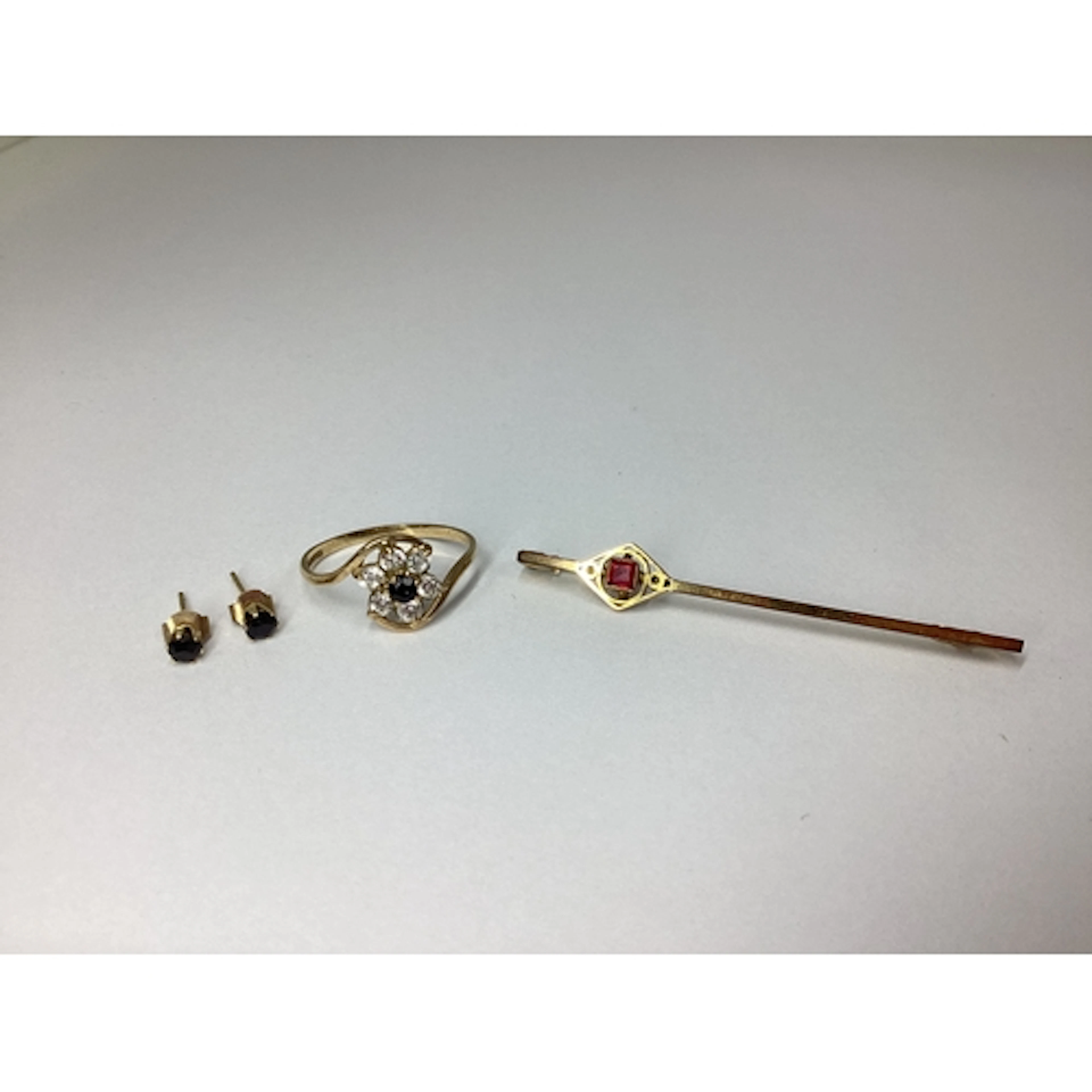 A Dainty 9ct Gold Claw Set Twist Ring, of flowerhead design,...