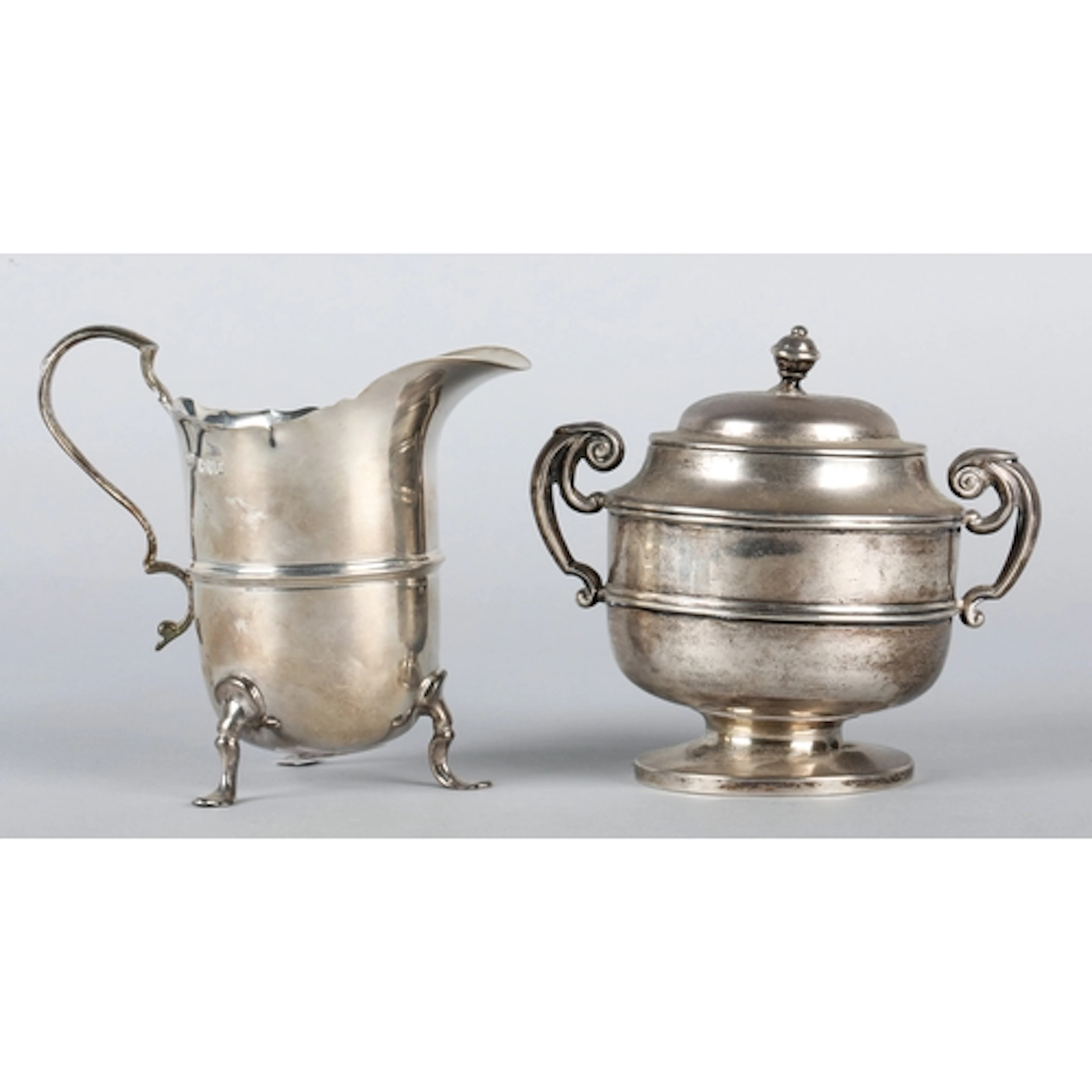 George V silver sugar bowl with hinged cover in the form of ...