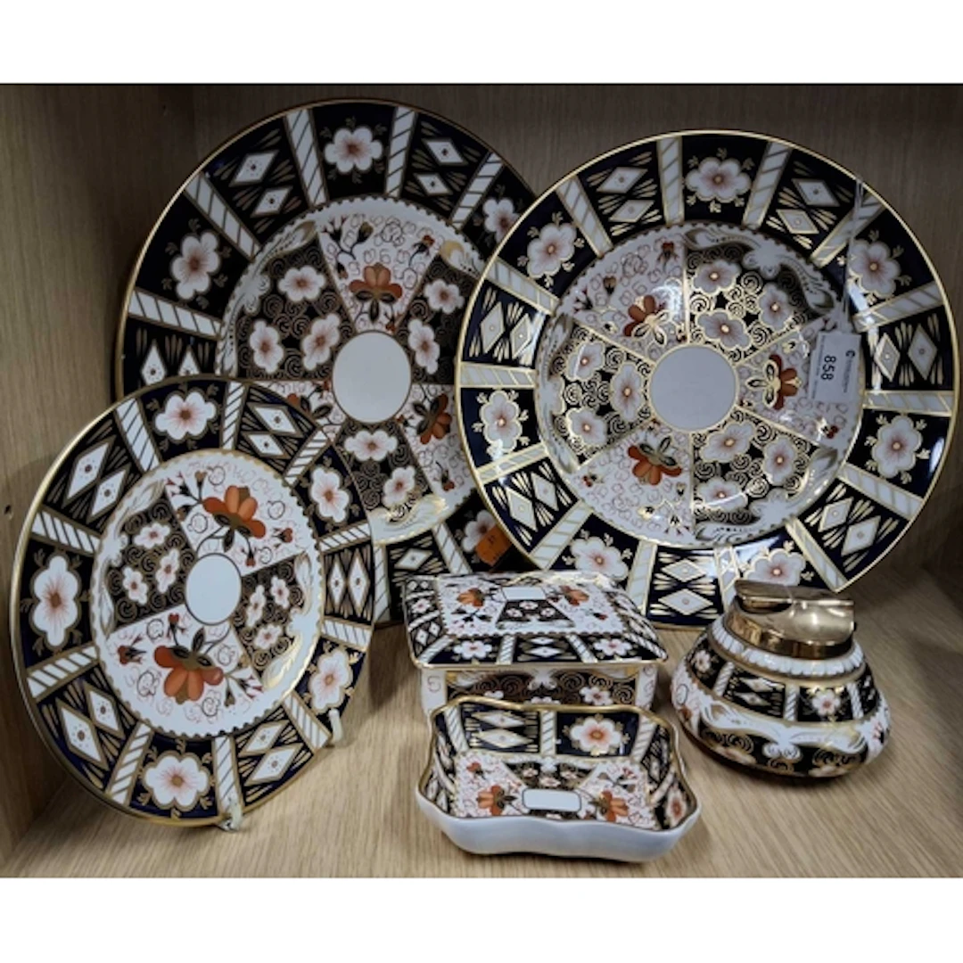 A GROUP OF ROYAL CROWN DERBY IMARI 2451 GIFT AND DINNER WARE...