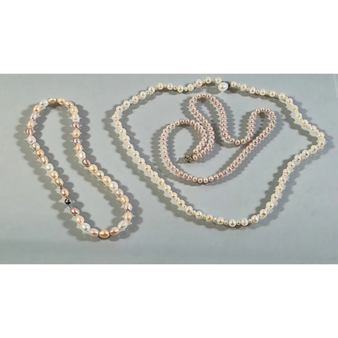 Tinted cultured pearl necklace with 9ct gold snap, 375, 26cm...