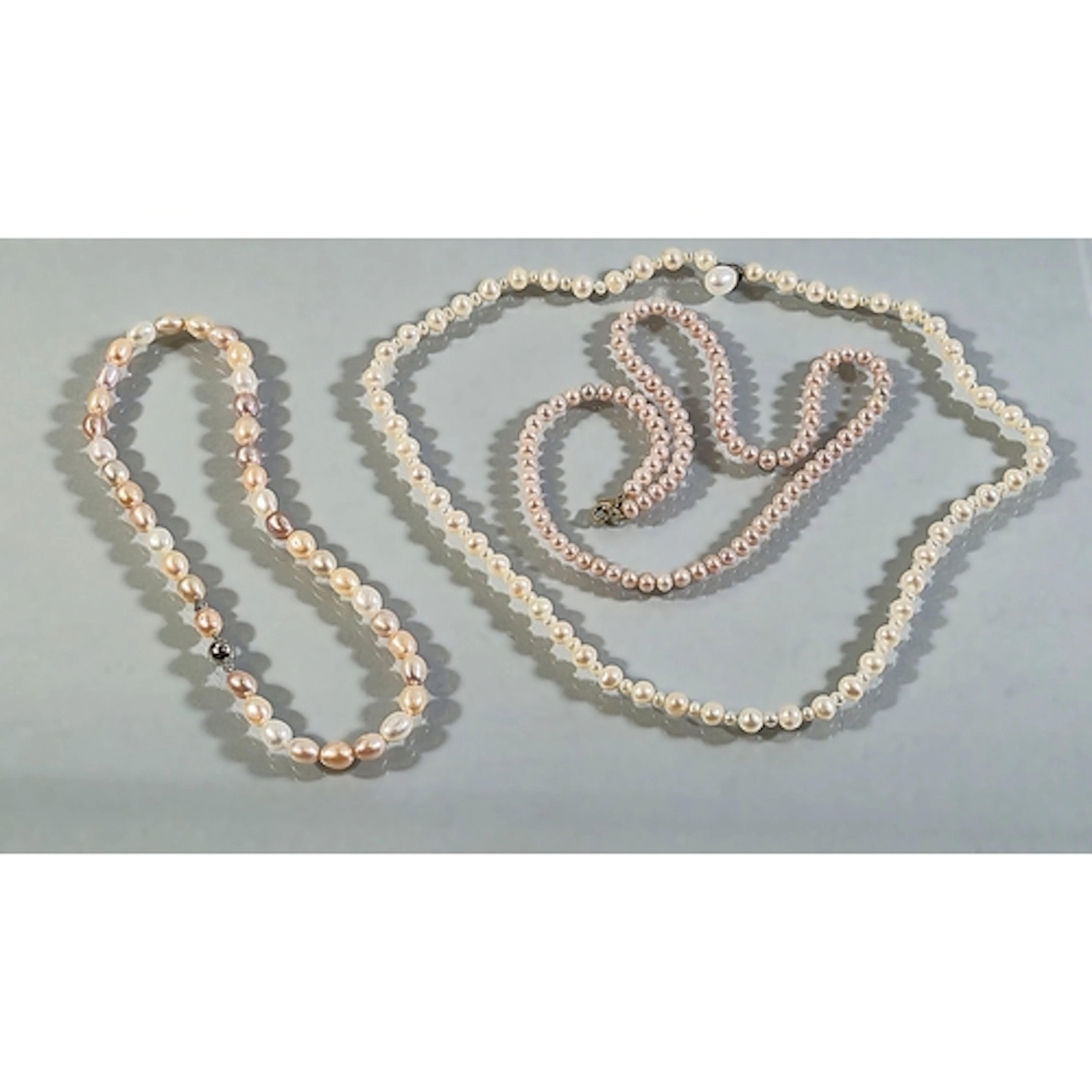 Tinted cultured pearl necklace with 9ct gold snap, 375, 26cm...