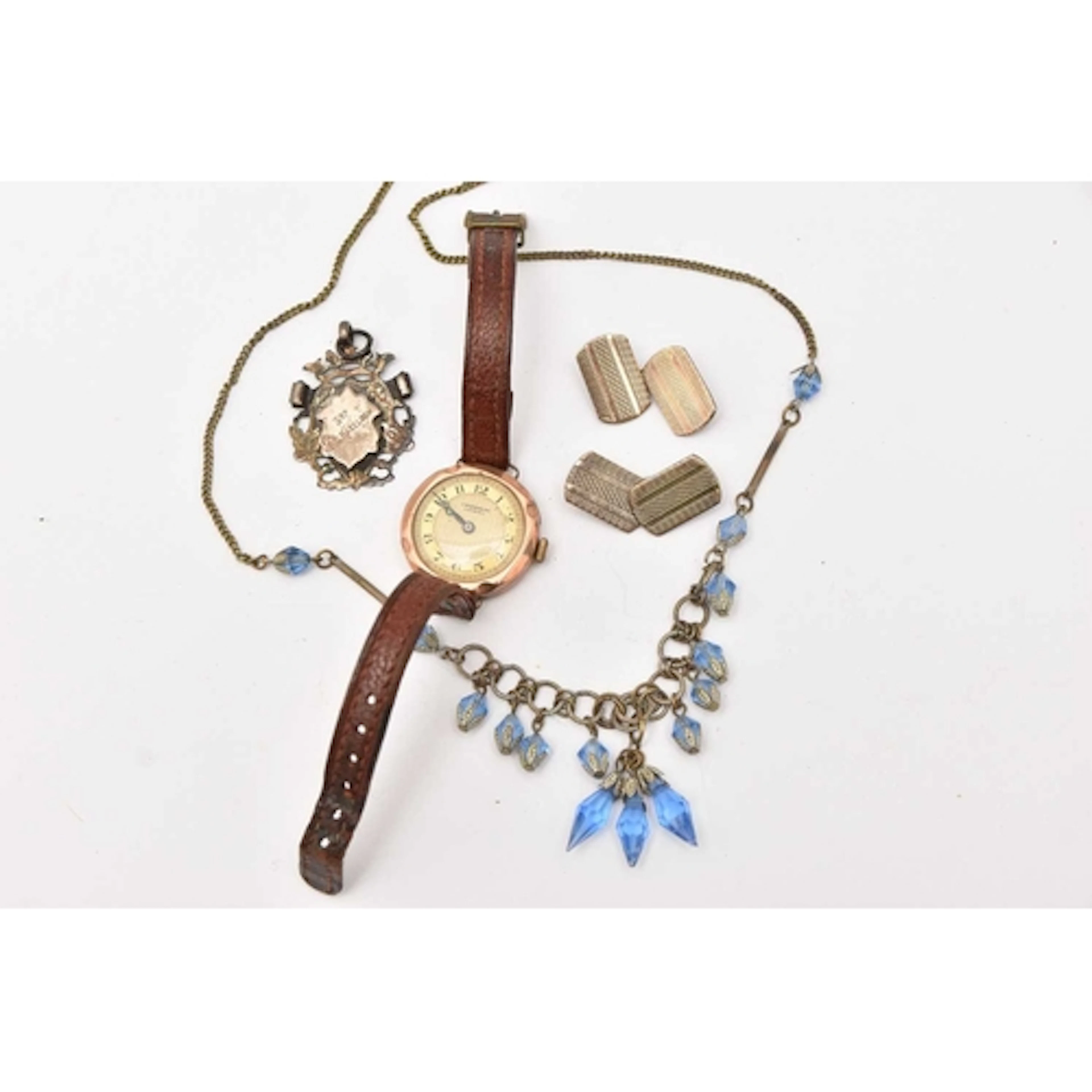 AN ASSORTMENT OF EARLY TO MID 20TH CENTURY JEWELLERY AND WAT...