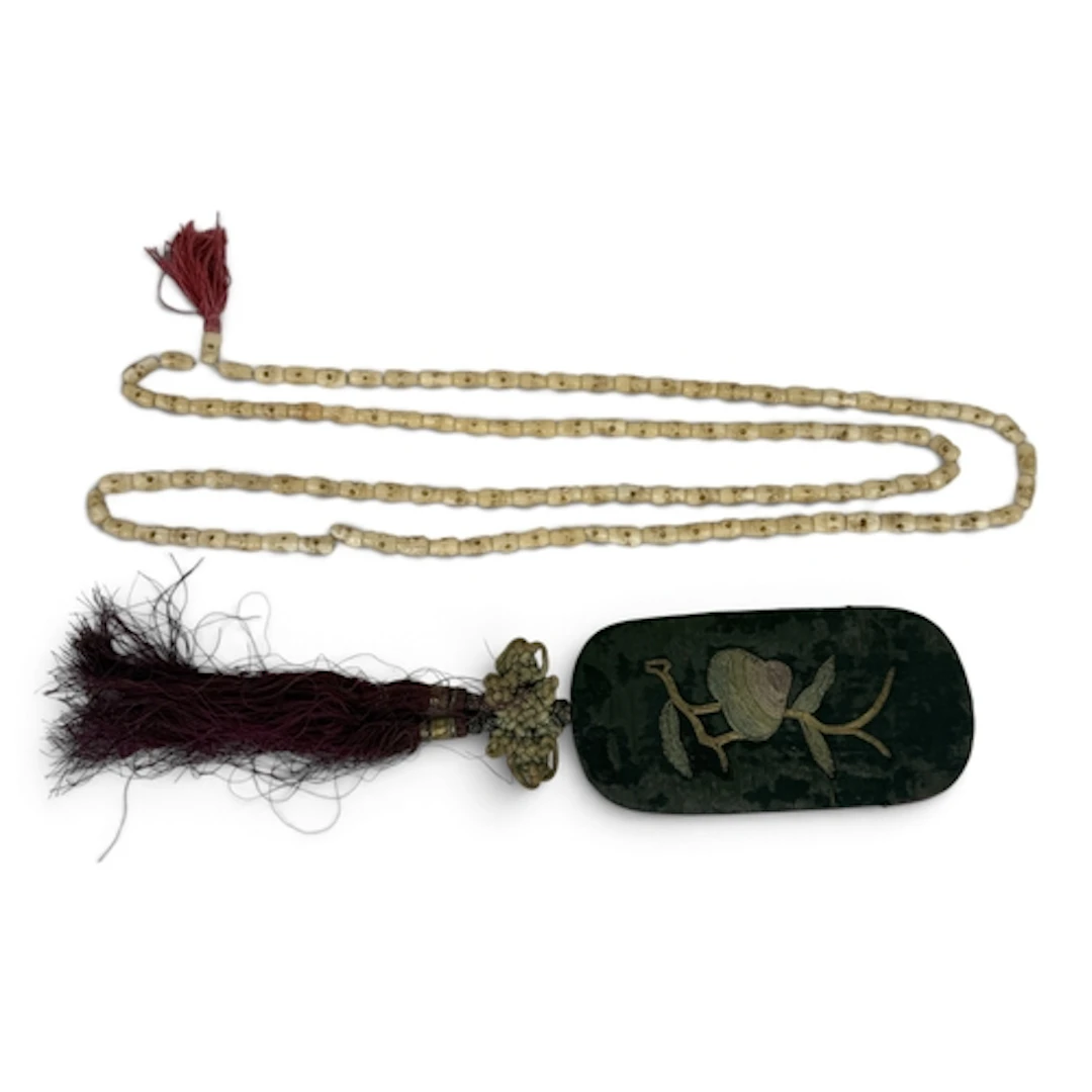 A LONG STRING OF CARVED BONE TIBETAN 'SKULL' PRAYER BEADS To...