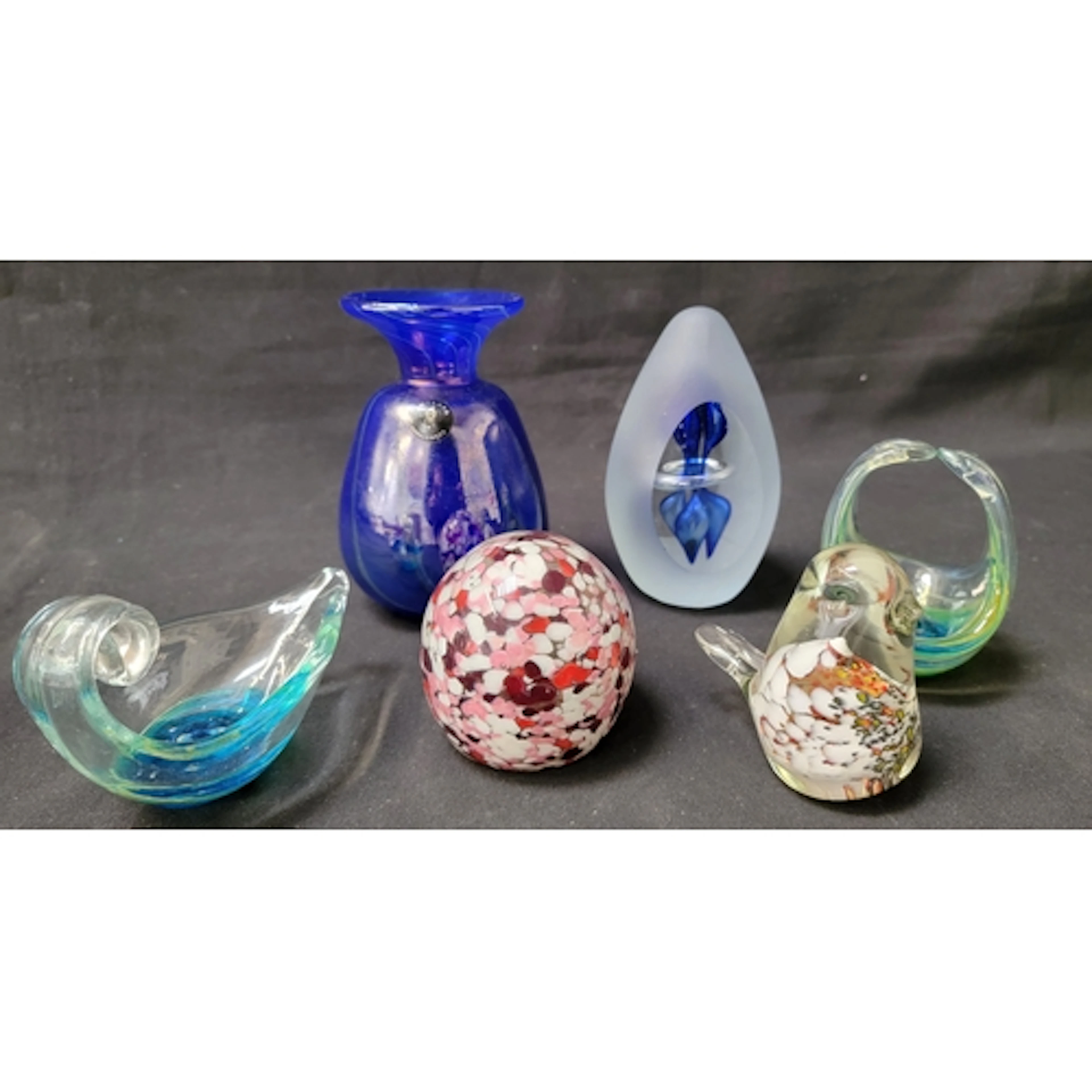 SELECTION OF ART GLASS PIECES including a Mdina paperweight...