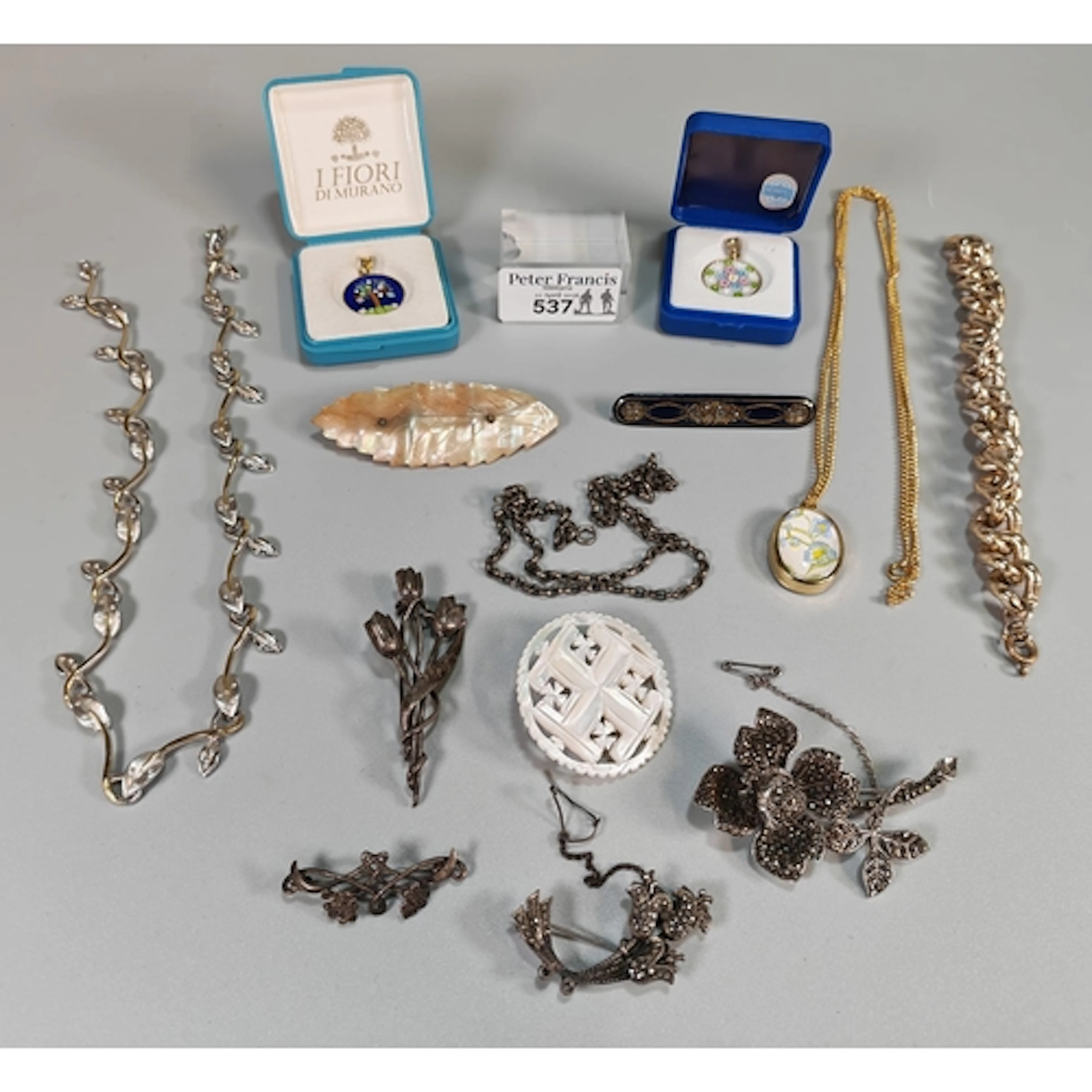Bag of jewellery to include: marcasite and other brooches, g...