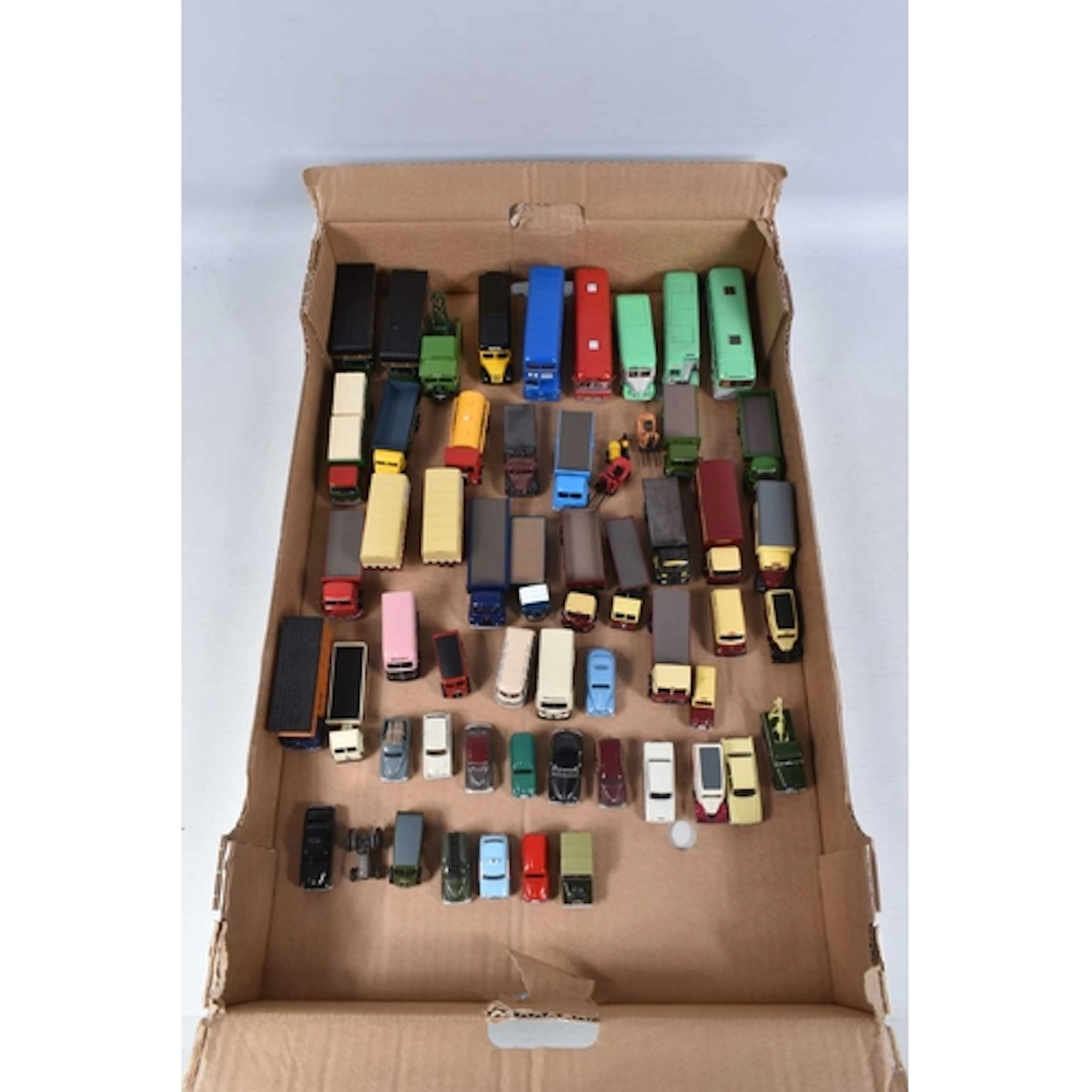 A COLLECTION OF UNBOXED ASSORTED DIECAST AND PLASTIC MODEL R...