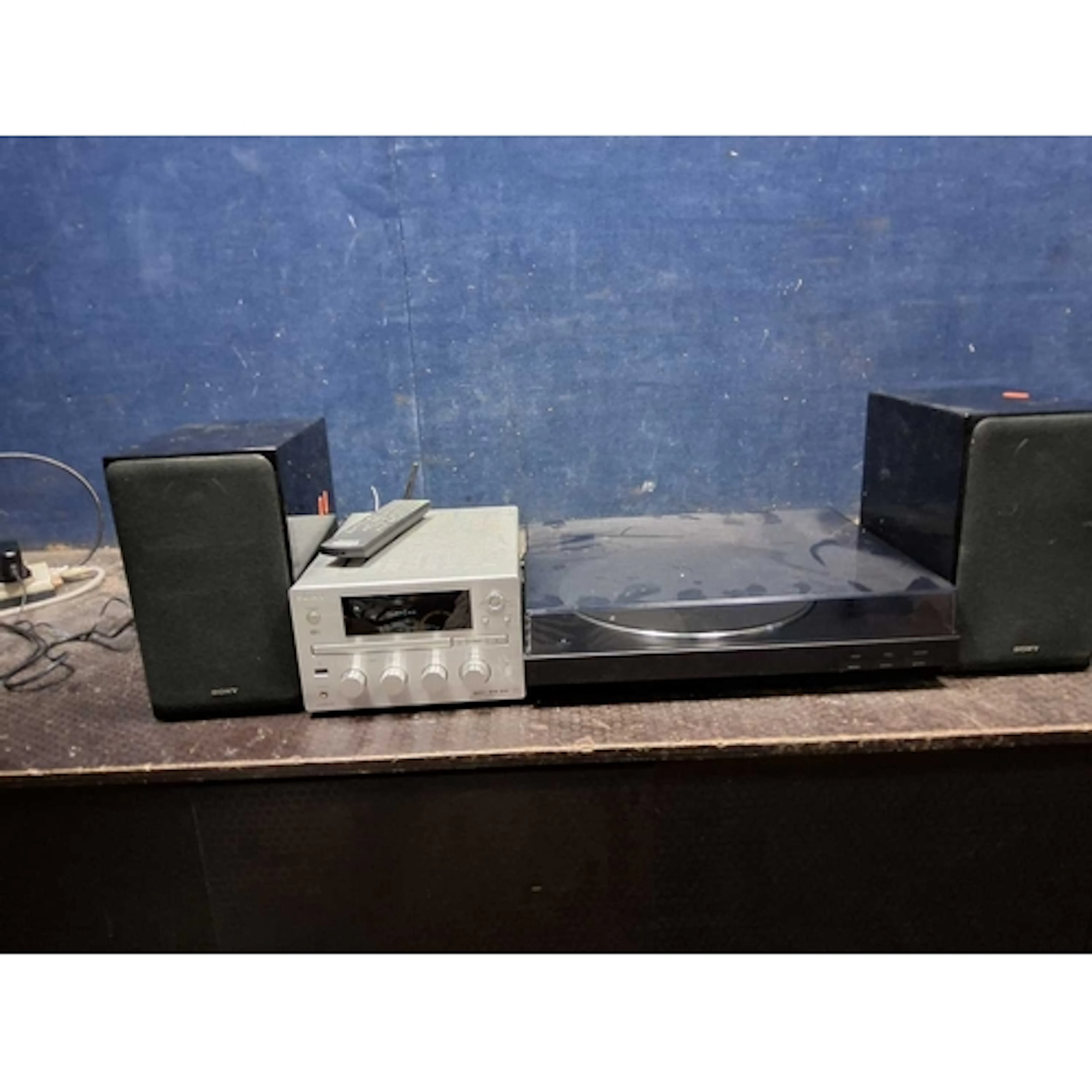 A SONY CMT-G2BNIP Hi-Fi with matching speakers, remote and a...