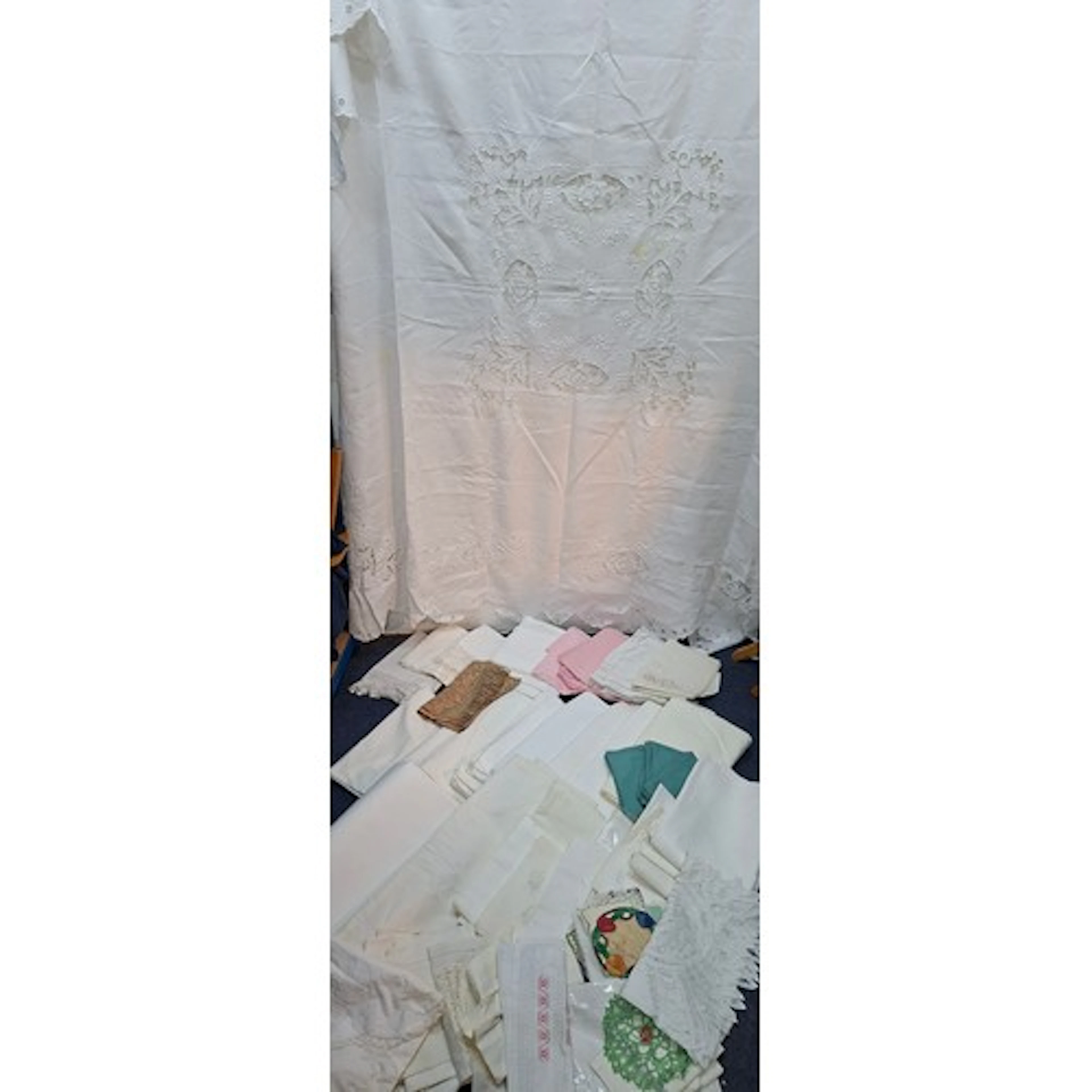A quantity of vintage table linen and a small quantity of be...
