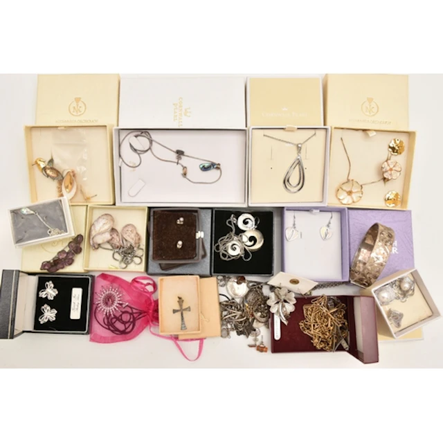 A BAG OF ASSORTED SILVER AND WHITE METAL JEWELLERY, to inclu...