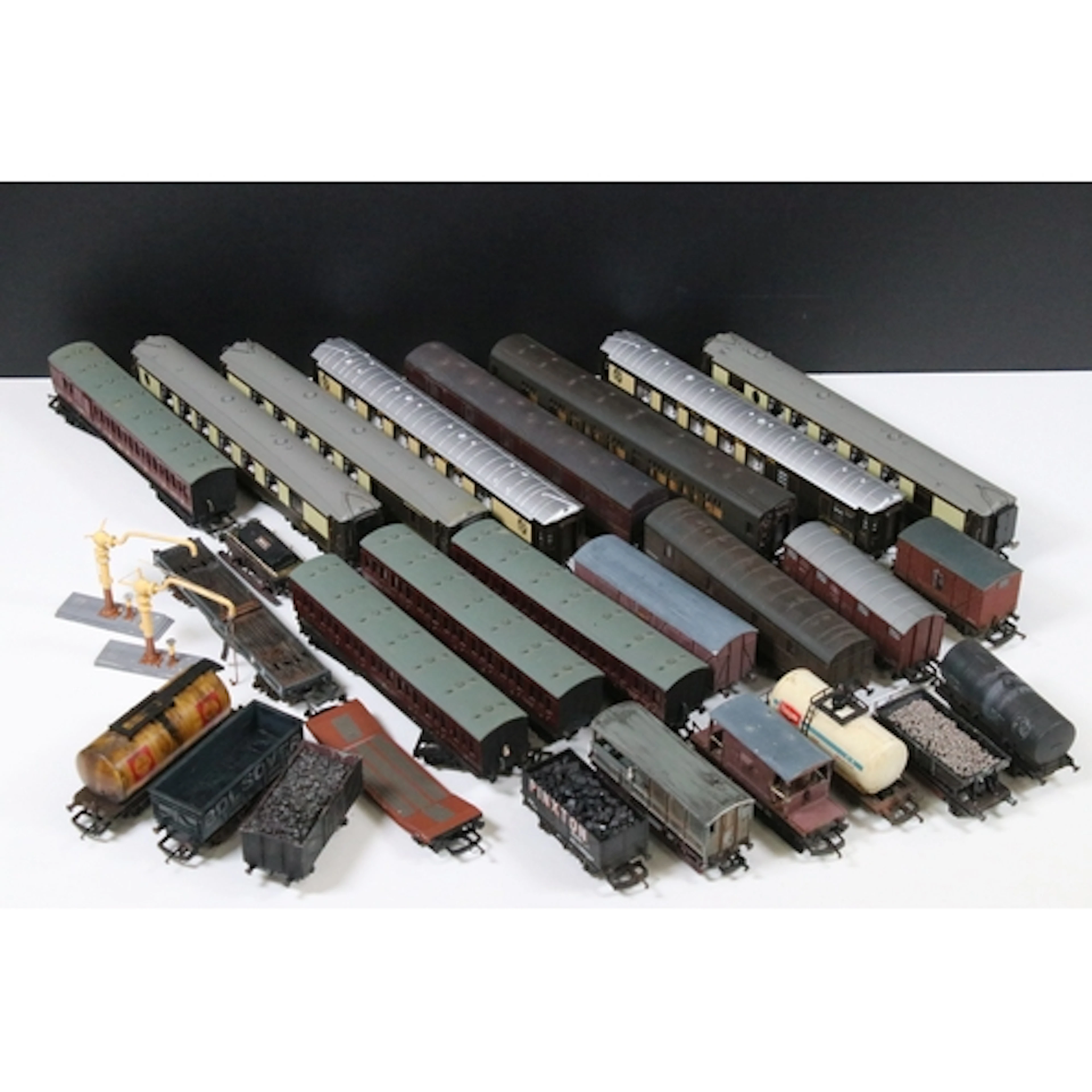 Around 25 OO gauge items of rolling stock to include Hornby ...