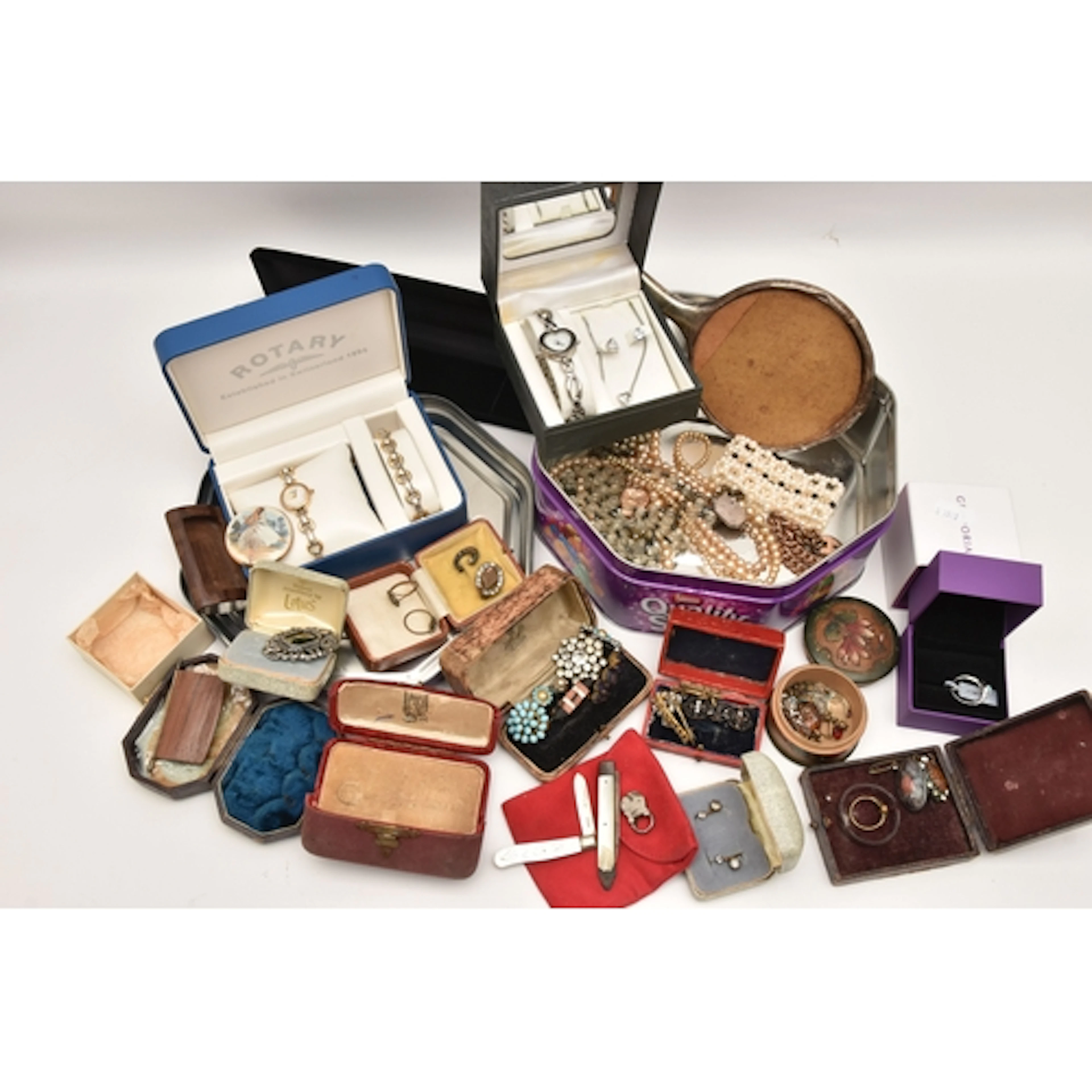 A TIN OF ASSORTED COSTUME JEWELLERY AND OTHER ITEMS, to incl...