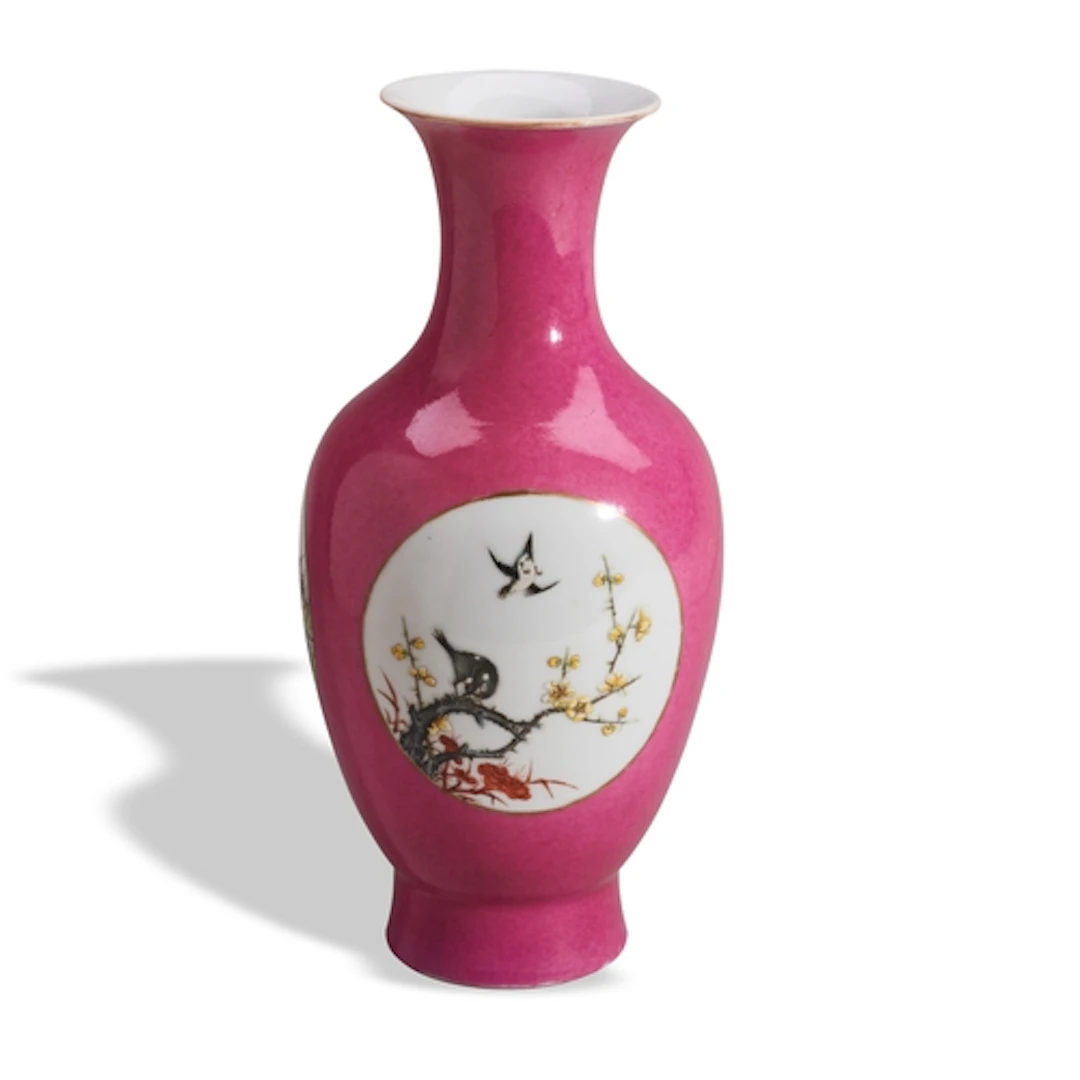 AN EXTREMELY FINE PINK ENAMEL GROUND VASE CIRCA 1930 粉彩花鸟开光瓶...