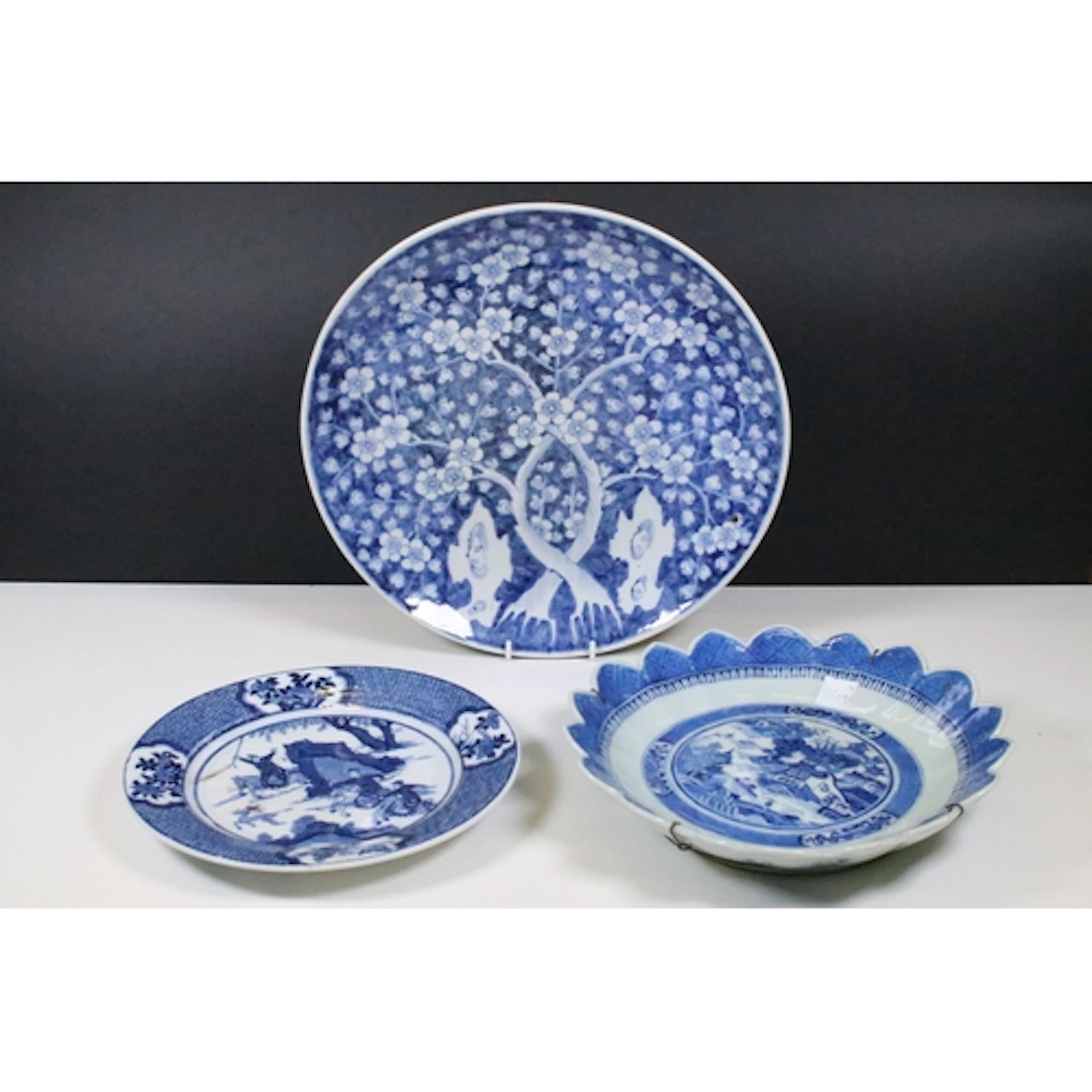 20th century Chinese blue and white plate, having lobed edge...