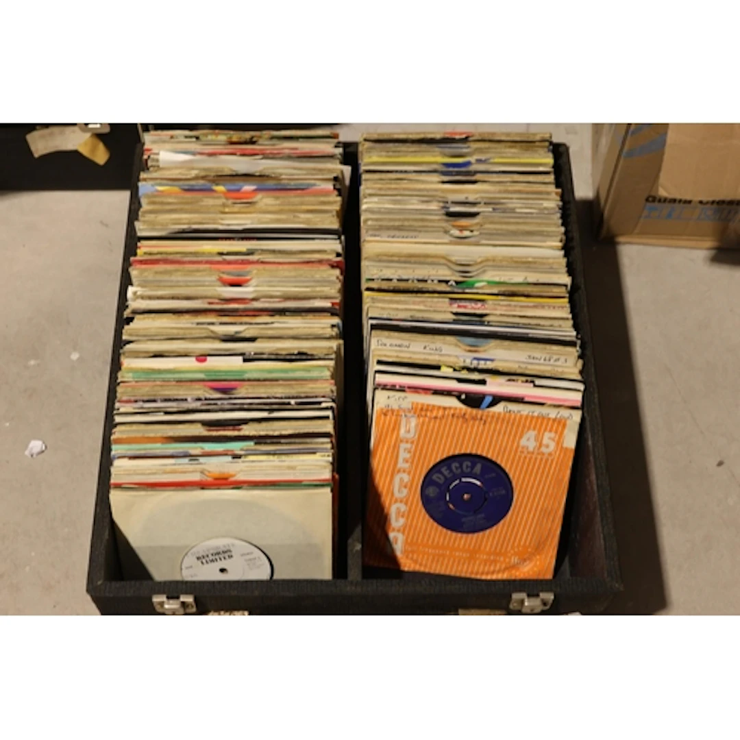Box of mixed singles held within a music case (over 200)