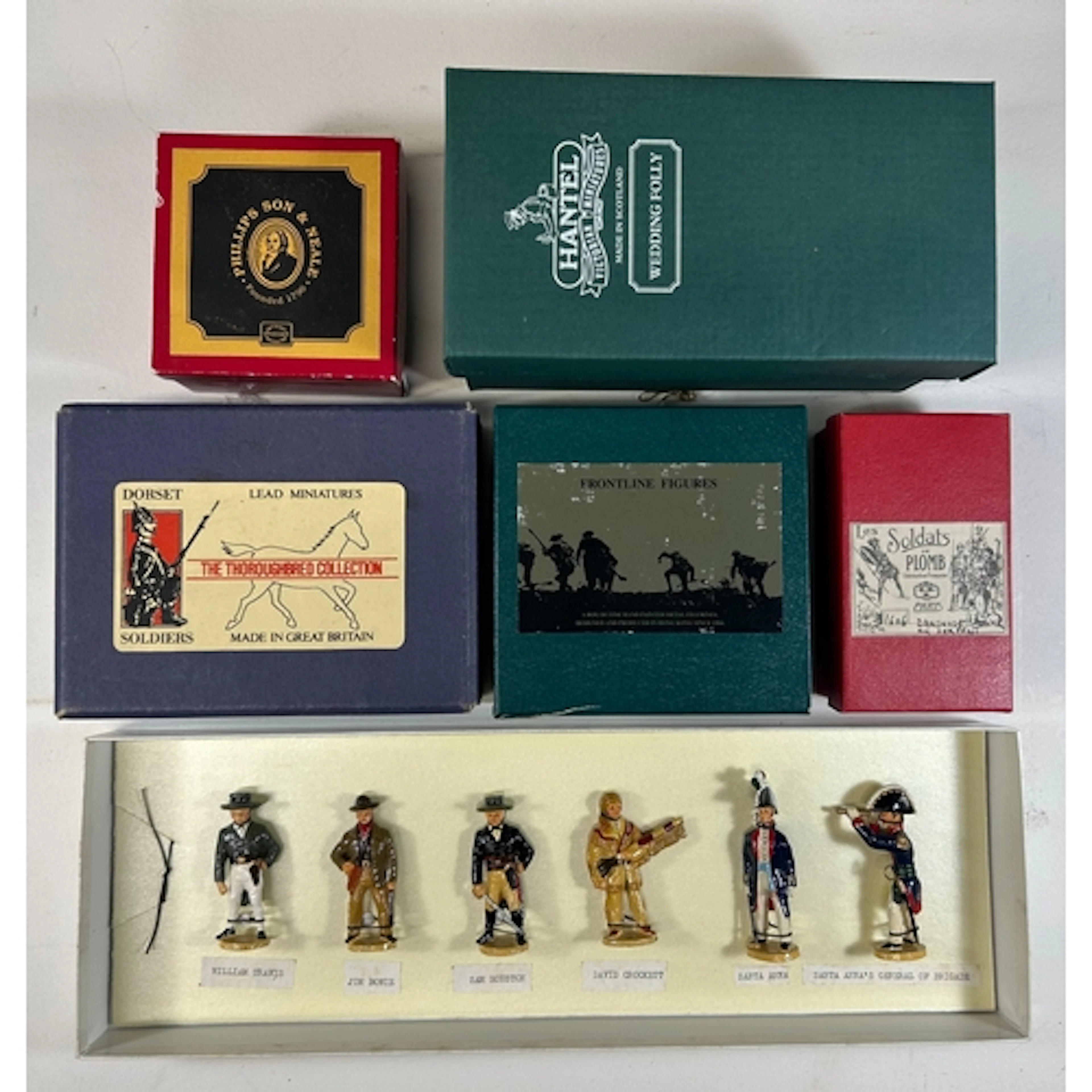 8 Metal figure sets.1606 SOLDATS de PLOMS, Dans eus au serpe...