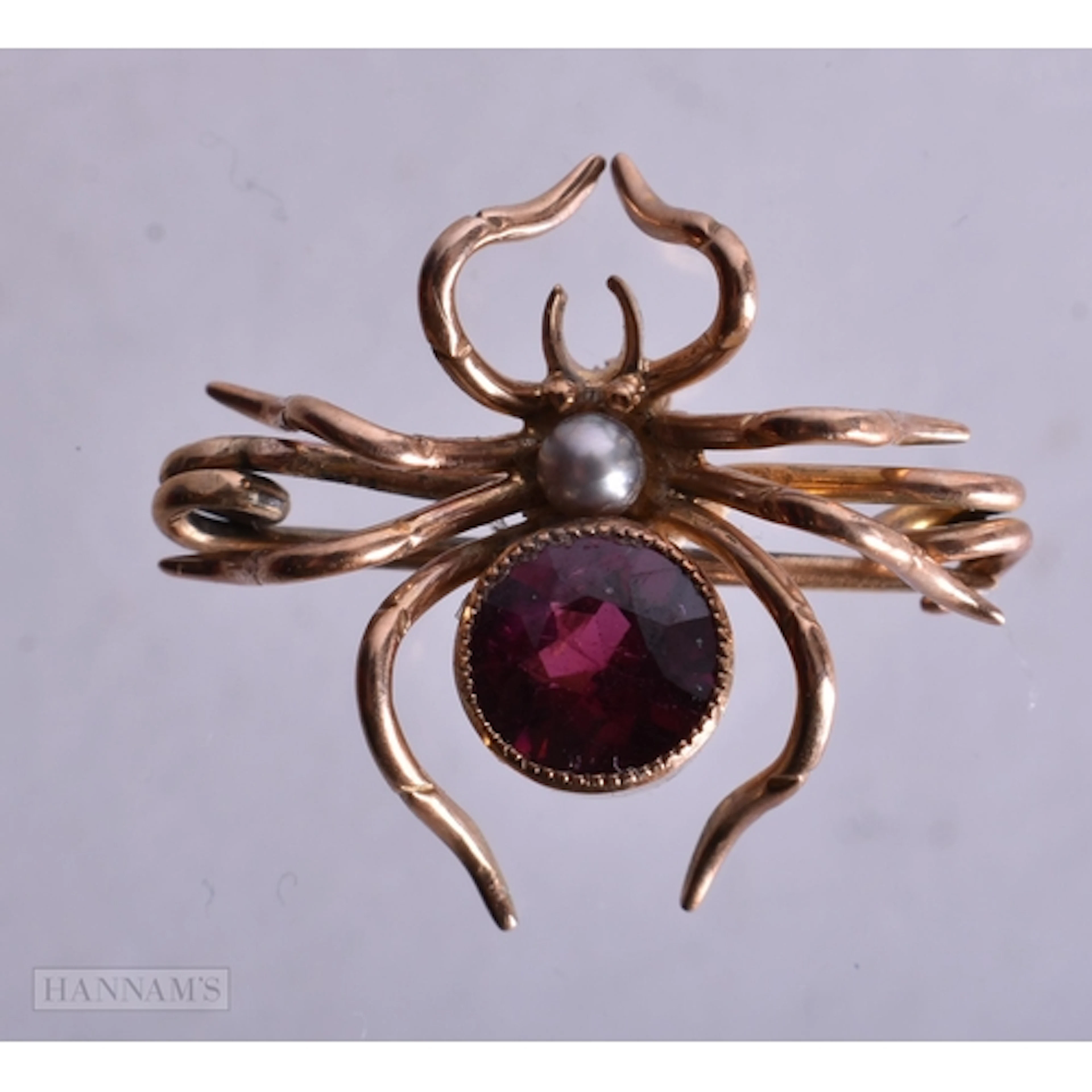 9ct gold garnet faux pearl spider brooch (2.6g). 2 cm x 2.25...
