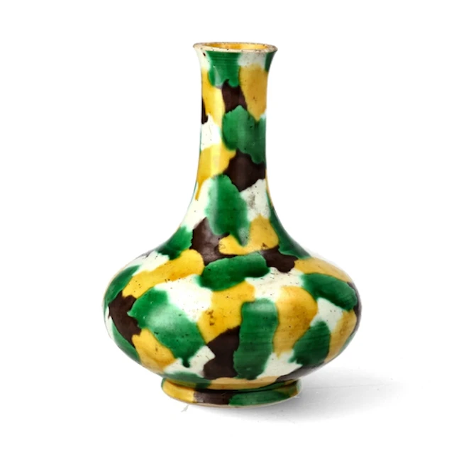 A CHINESE SPINACH AND EGG GLAZED VASE 19th century. 13 cm He...