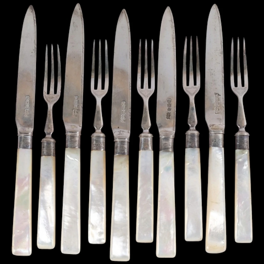 A set of George V silver mother-of-pearl handled dessert cut...