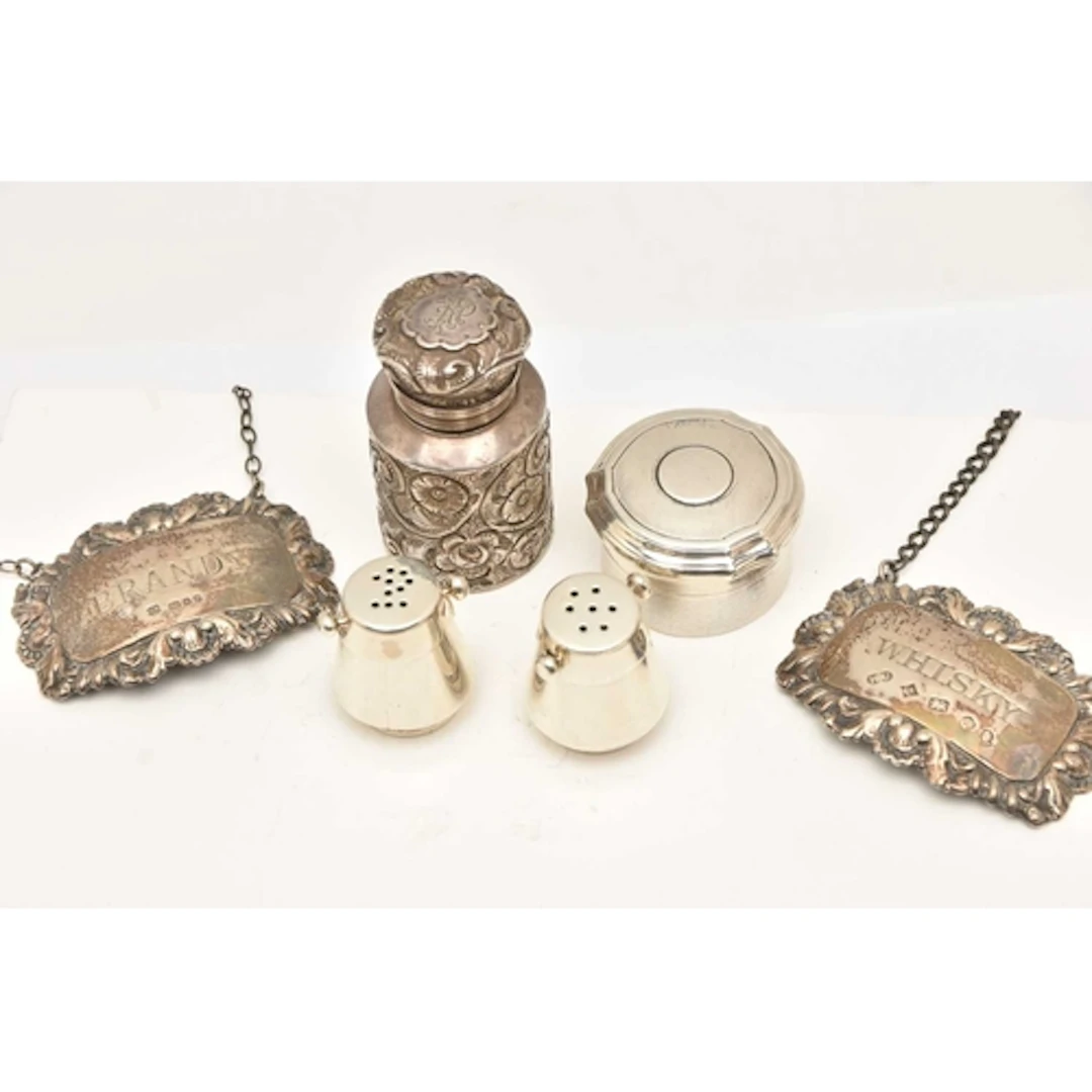 A SMALL BOX OF ASSORTED SILVER ITEMS, to include two silver ...