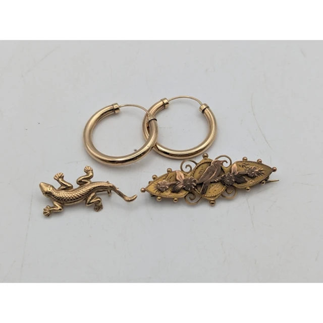 Mixed 9ct yellow gold jewellery to include a Victorian brooc...