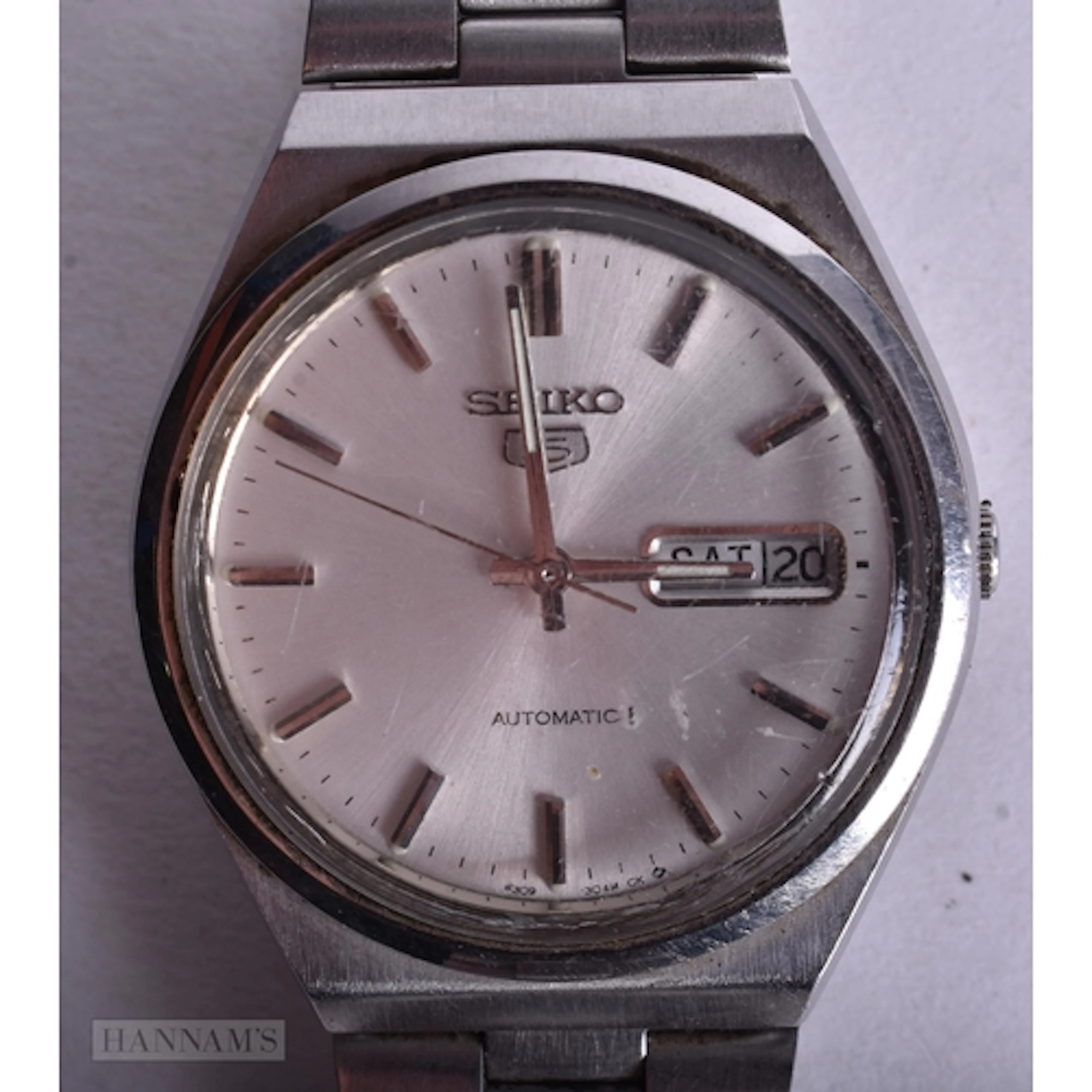 A SEIKO WRIST WATCH. Running. 3 cm wide.