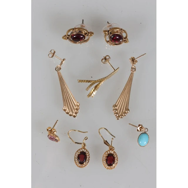 Pair of 9ct gold earrings, 1g and other earrings.