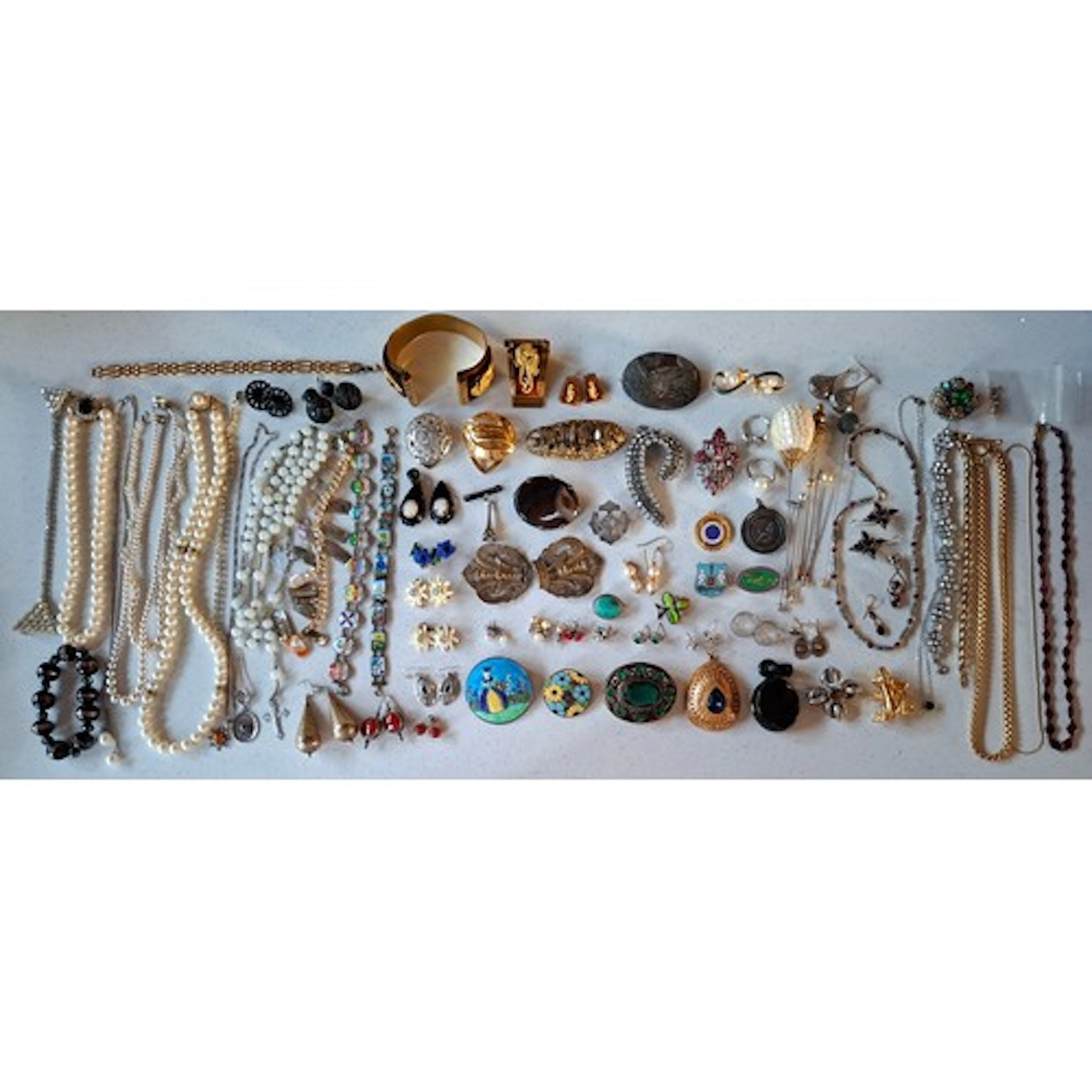 A quantity of vintage costume jewellery to include brooches ...