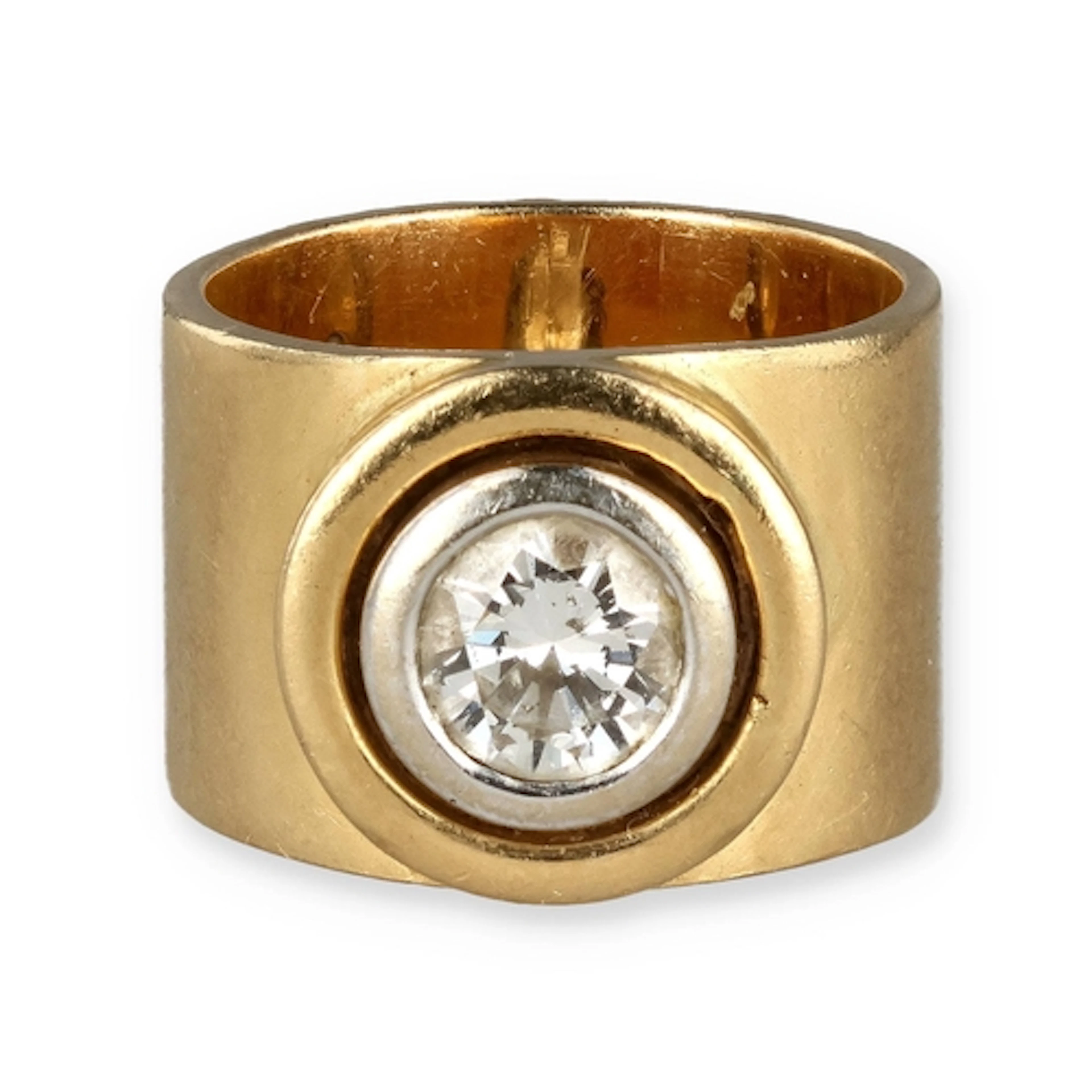 AN 18CT YELLOW GOLD SINGLE STONE DIAMOND RING The collet set...